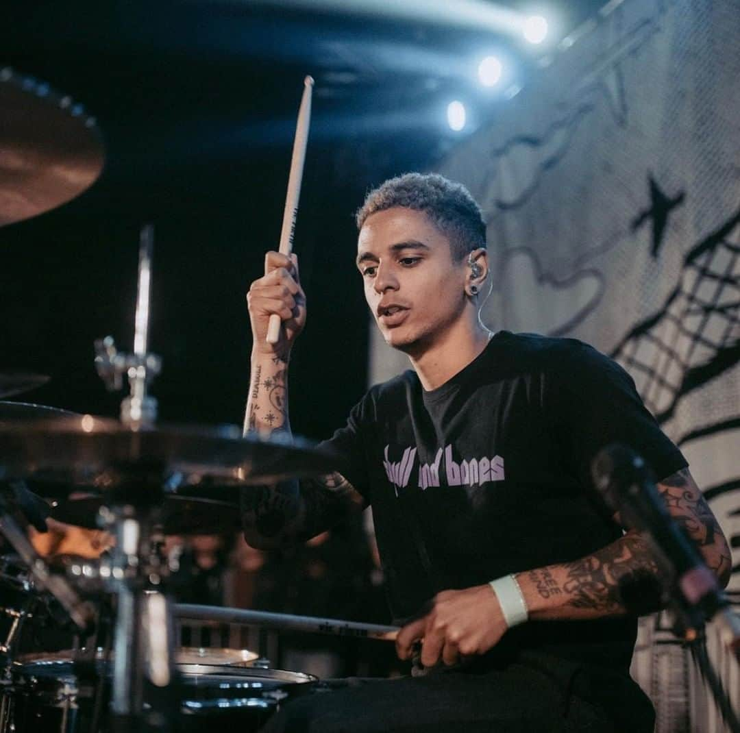 Alternative Pressさんのインスタグラム写真 - (Alternative PressInstagram)「Happy birthday to the man behind the beat of @neckdeepuk, @neckdani. As one of the fastest-rising drummers in pop-punk, Dani has made his mark with his unique signature of ghost notes and syncopated fills playing heavier, harder and more clever than we’ve seen from a drummer in a long time. Comment below to wish Dani a happy birthday 🥳⁠ 📸 : @dougelliottphoto⁠ .⁠ .⁠ .⁠ #daniwashington #neckdeep #neckdeepuk #alternativepress #altpress ⁠ ⁠ ⁠」8月15日 21時01分 - altpress