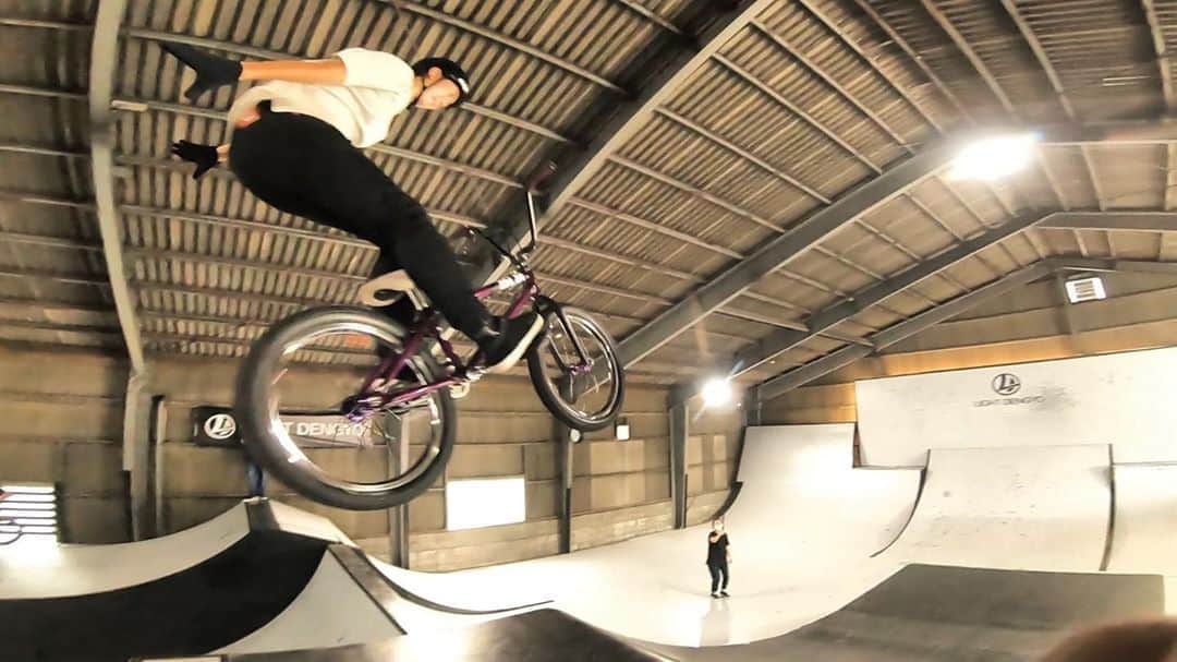 大池水杜さんのインスタグラム写真 - (大池水杜Instagram)「Grand opening day @light_bmxpark  今日からグランドオープンです！写真は先週くらいの！ Photo by @daichiteshigram  @visavis_jp #タウン情報おかやま #ライト電業 #bigjohn #bluesakura #slopeshot #bmx #bmxgirl #bmxfreestyle #bmxwomen」8月15日 21時00分 - minato_oike