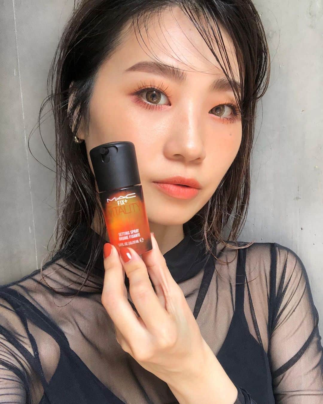 M∙A∙C Cosmetics Japanのインスタグラム：「本日の『FIX+ VIBESのカラーに合わせたフレッシュなサマーメイク』の #MACインスタライブ で使用した製品はこちらです👇 With MASAMI YAMADA＆HARUKA OGIWARA @masam1101 @mac_takashimaya.yokohama   ㅤ ご視聴いただいた皆さま、有難うございました✨ まだの方はIGTVからぜひご覧くださいませ。  ㅤ ①フィックス+ オレンジに合わせた ジューシーアプリコットメイク🍑(MASAMI YAMADA)  ㅤ EYES ☑︎M•A•C プレップ プライム 24hアワー エクステンド アイベース ☑︎スモール アイシャドウ／サモア シルク(217ブラシ) ☑︎スモール アイシャドウ／ルール(239ブラシ) ☑︎スモール アイシャドウ／モチーフ!(228ブラシ)  ㅤ LIPS ☑︎プレップ プライム リップベース ☑︎パウダー キス リキッド リップカラー／ソーリー ノット ソーリー  ㅤ FACE ☑︎グロー プレイ ブラッシュ／ザッツ ピーチィ(139ブラシ) ☑︎エクストラ ディメンション スキンフィニッシュ／ウィスパー オブ ギルト(159ブラシ)  ㅤ FIX MIST ☑︎フィックス+ オレンジ ☑︎フィックス+ ピンク  ㅤ  ㅤ ②フィックス+ パープルに合わせた 華やか花びらメイク🌸(HARUKA OGIWARA) 仕上がりは画像3枚目をチェック👉  ㅤ EYES ☑︎M•A•C プレップ プライム 24hアワー エクステンド アイベース ☑︎エクストラ ディメンション アイシャドウ／スウィート ヒート(217ブラシ) ☑︎スモール アイシャドウ／ダークルーム(239ブラシ) ☑︎ダズルシャドウ／シャイン デライト(219ブラシ)  ㅤ LIPS ☑︎プレップ プライム リップベース ☑︎パウダー キス リップスティック／サルトリー ムーブ  ㅤ FACE ☑︎ミネラライズ ブラッシュ／スウィート イナフ(129ブラシ) ☑︎エクストラ ディメンション スキンフィニッシュ／ソフト フロスト(159ブラシ)  ㅤ FIX MIST ☑︎フィックス+ パープル ☑︎フィックス+ グリーン  ㅤ  ㅤ 【公式オンラインショップ限定特典】 ☑︎8月24日(月)23:59まで全品送料無料 ☑M·A·C 公式オンラインショップにて、新発売のFIX+ VIBESコレクション製品、または対象コレクション製品を含む7,700円(税込)以上のご購入でポーチプレゼント。なくなり次第終了。 ㅤ対象コレクション : M·A·C TEYANA TAYLOR / KAKAO FRIENDS X M·A·C / M·A·C MAKER / SELENA LA REINA / FIX+ VIBES ☑︎お好きなM・A・Cアイシャドウもしくはアイベースを含む税込5,500円以上ご購入で、マスカラのサンプル(1g)をプレゼント！ ※なくなり次第終了 ☑︎初回ご購入のお客様へ10% OFFクーポンをプレゼント （クーポンコードwelcome） ㅤ #MACCosmeticsJapan #MACCosmetics #MAC #MACコスメ #マックコスメ #コスメ#コスメ紹介#コスメ好き #夏メイク#化粧水#ミスト#ミスト化粧水#潤い#保湿#保湿ケア#スキンケア#セルフケア#しっとり #スキンケアマニア#スキンケア用品#スキンケア大好き#スキンケア紹介#保湿化粧水#透明感#潤い肌」