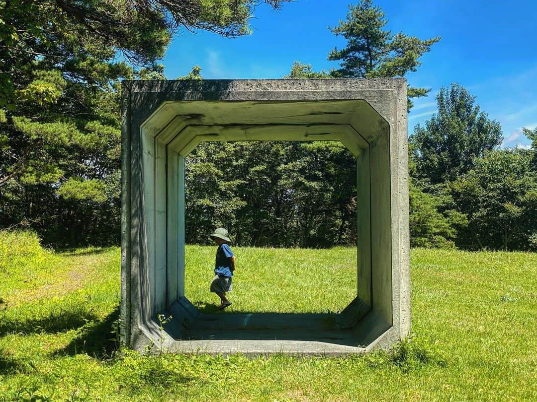 齋藤美波さんのインスタグラム写真 - (齋藤美波Instagram)「🐄🚜⛰ #浅間牧場 ・ 広い草原の中 影に集まっていたCow's🐮笑 牛も暑いんだね🤓 ・ 大きなトラクターに 1番テンション上がってたのは 間違いなく母親の私🙋🏾‍♀️ ・ 最後の四角いコンクリートは #緊急避難所 だそう😳 噴火とかのなのかな？ そう思うとゾクゾクする🙃 ・ しかし浅間山が すっごい壮大さを感じさせてくれた⛰ ・ ・ #軽井沢 #浅間牧場 #牛#トラクター #浅間山 #お盆休み #絶景 #大迫兄弟 #4歳#2歳 #男の子#家族時間 #karuizawa #holiday#familyday#cow#sunnyday #traktor #brothers#boys#happy」8月15日 21時03分 - saito373minami