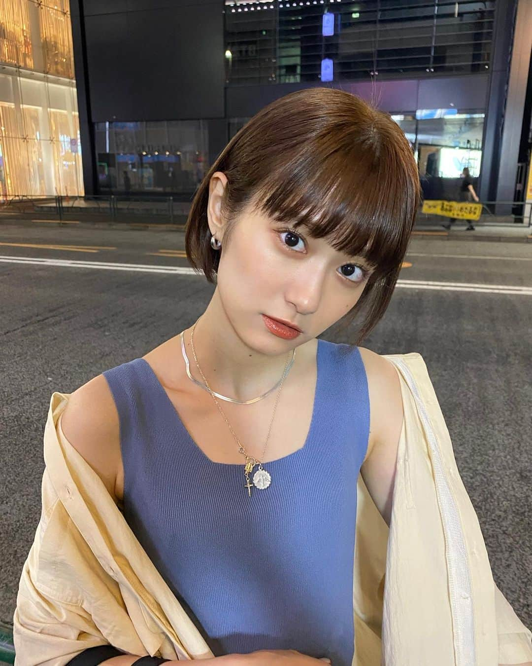 広瀬ちひろさんのインスタグラム写真 - (広瀬ちひろInstagram)「New color❤︎ ブリーチしてないです~ 明るいの、どうですか？ しばらくずっと暗くしてたので夏だけでもと思い立って💭 ここからまた徐々に暗くする予定！ できる範囲の色を楽しみつつ🙆🏻‍♀️ これは何色って言うんだろう、、 同じにしたい方は是非 @arisa_rover さんのところへ☺️ この日はこの後一緒にお寿司を食べました🍣 美味しかった~ ありさんいつもありがとうございます❤︎ #ボブ #ミニボブ #ショートボブ #ショートヘア」8月15日 21時05分 - chi_hirose