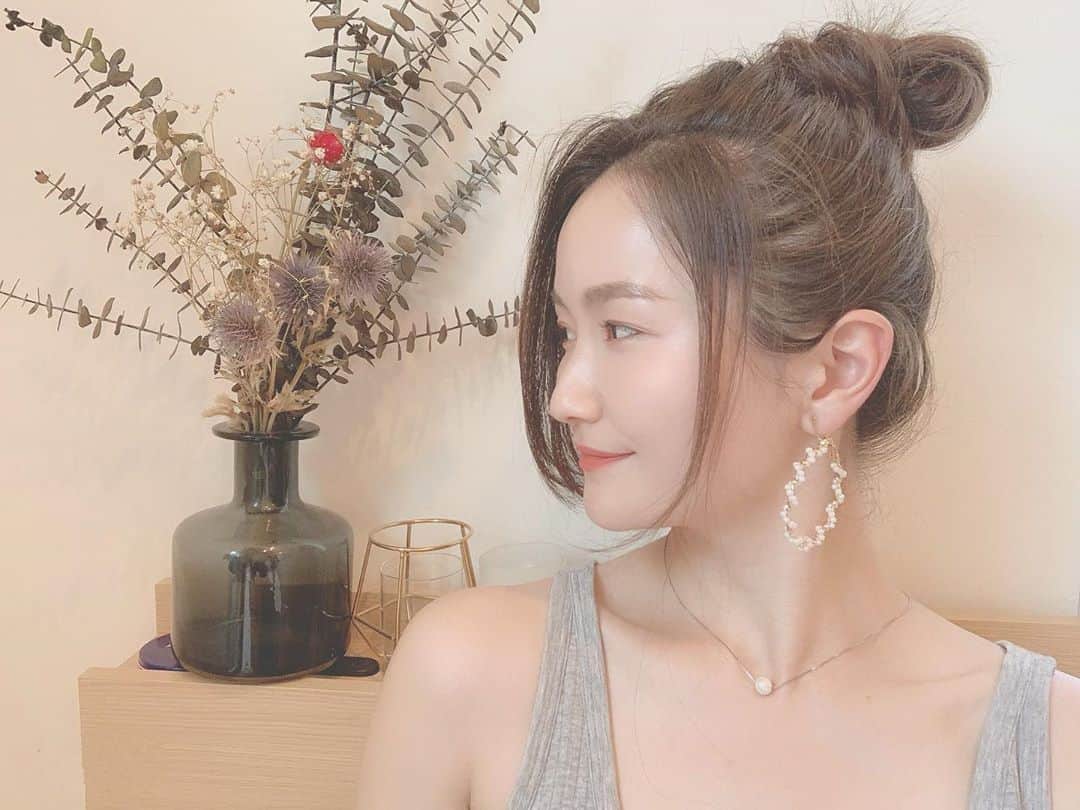 リナのインスタグラム：「お団子ヘア🎑  少し前にロングからミディアムに ヘアカットしたのに、 それでも暑くて毎日お団子ヘア〜  おはぎくらいのお団子〜 みたらし団子くらいの大きさになっちゃった😋🍡  明日も子供たちとおうちプールだぁ〜👙 ママは紫外線対策で 長袖&サングラス&日焼け止め塗り直し 3回必須〜💦💦  落ち着いたら銀座カラーでケアしたいなぁ〜！ 銀座カラーなら 全身脱毛6回のおまとめ予約が可能だよ★ ...................................................... #longhair #refresh #haircare #uphair #makeup #pierce #perl #おうち時間 #callaPR #hairstyle #hairsalon #hairarrange #銀座カラー #脱毛 #全身脱毛 #顔脱毛  無料カウンセリングのご予約は『 @ginzacalla_official 』の 公式アカウントURLからキャンペーンcheck！」