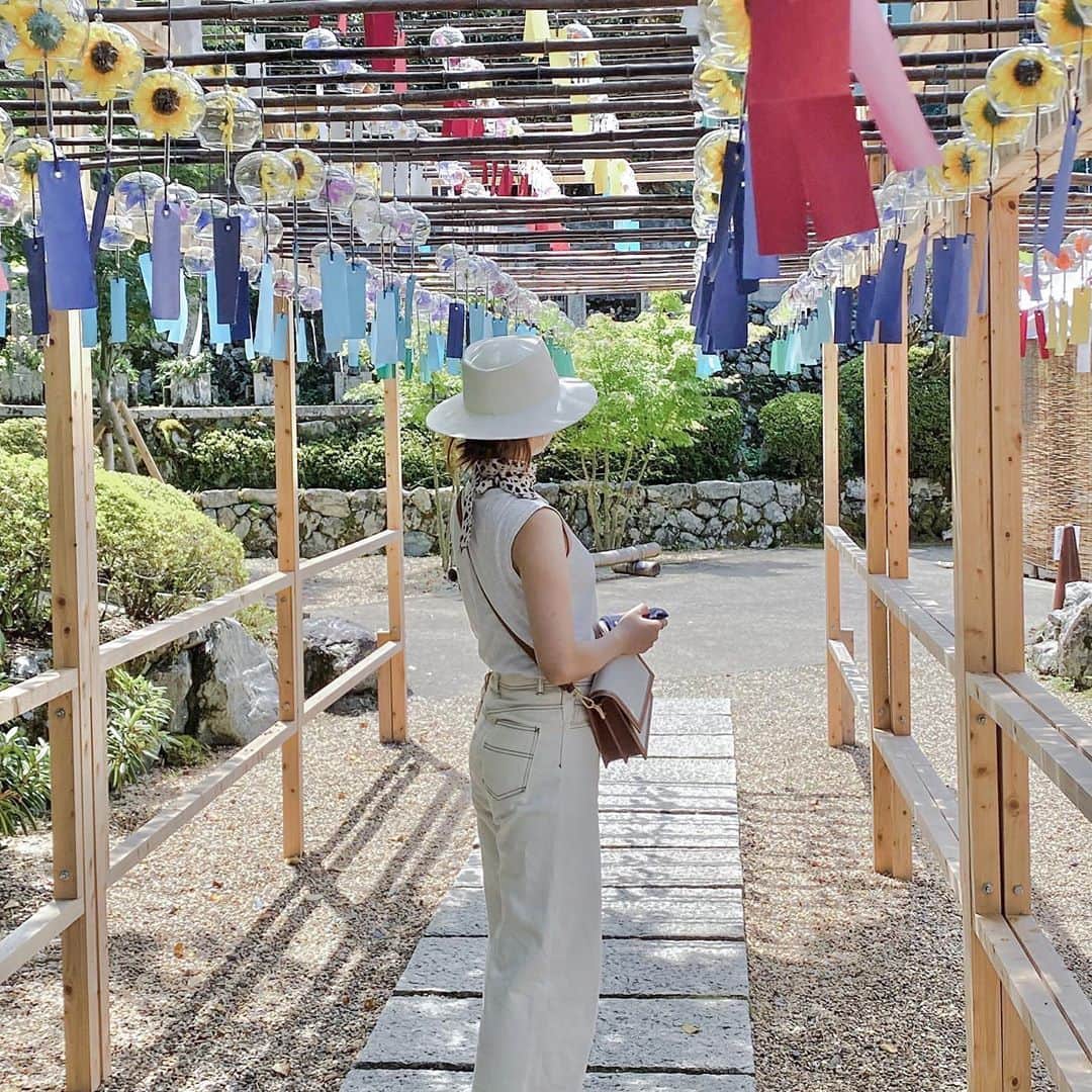 naho_7のインスタグラム：「. GoTo活用して京都へ めっちゃ行きたかった風鈴祭🎐 癒される、、、 三密回避と鬼の水分補給で無事生還😌 にしても暑すぎて髪てきとーｗ #大麻の風鈴あるやんて言って1人でわろてた #めっちゃハイになる風鈴 #探してみてね爆」