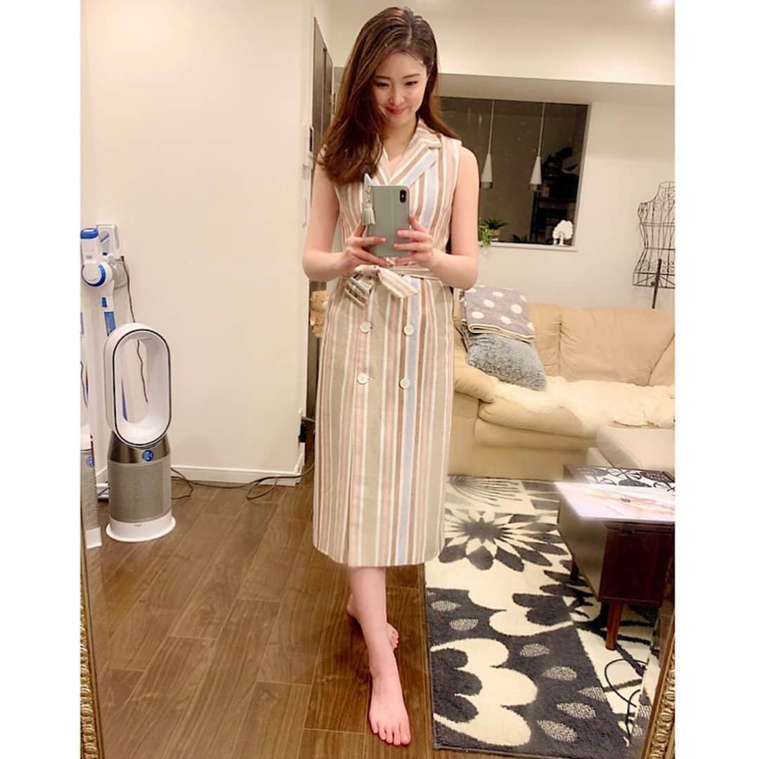 のインスタグラム：「． ． まぢかわゆいこのワンピ！ 一目惚れしてしもうた＼(^o^)／💓 ． ． インスタで見つけたお店 @lucia_sanps  こういう、一枚で着れるタイト目のさわやかな ノースリーブワンピまぢ大好き！ ． ． あんま外出てないけど、これ着てデートとか してみたいねー！ウホウホー、、、！😂💪 ． ． ． #なんかいつもここの鏡で撮ってるな、、 #絶対掃除機うつるしー！ #インスタ映えとかなんぞや #この前インスタライブした時も #このワンピ着てたよね？ #どんだけ気に入ってるの笑 #みんなは最近お洋服買った？ #おすすめのお店あったら教えてくり #最近あつすぎマンボウ！ #みんな水分補給しっかりしてね＼(^o^)／」