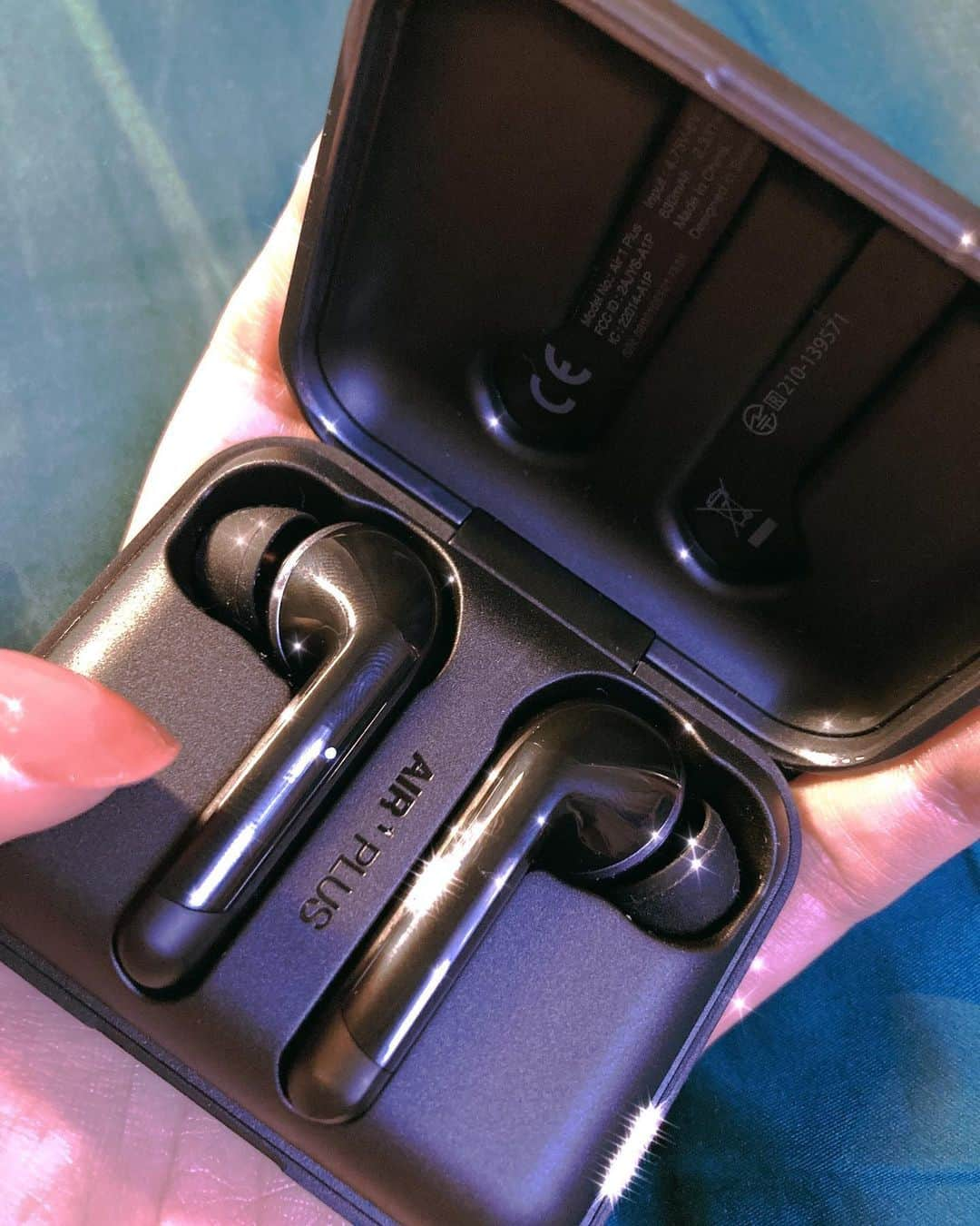 治田みずきさんのインスタグラム写真 - (治田みずきInstagram)「ブラックのワイヤレスイヤホンをゲット🎧💞 Tack såmycket🥺  EARPHONES @happyplugs  T-SHIRTS @a6ovestore  . #happyplugs #🇸🇪」8月15日 21時12分 - miju120