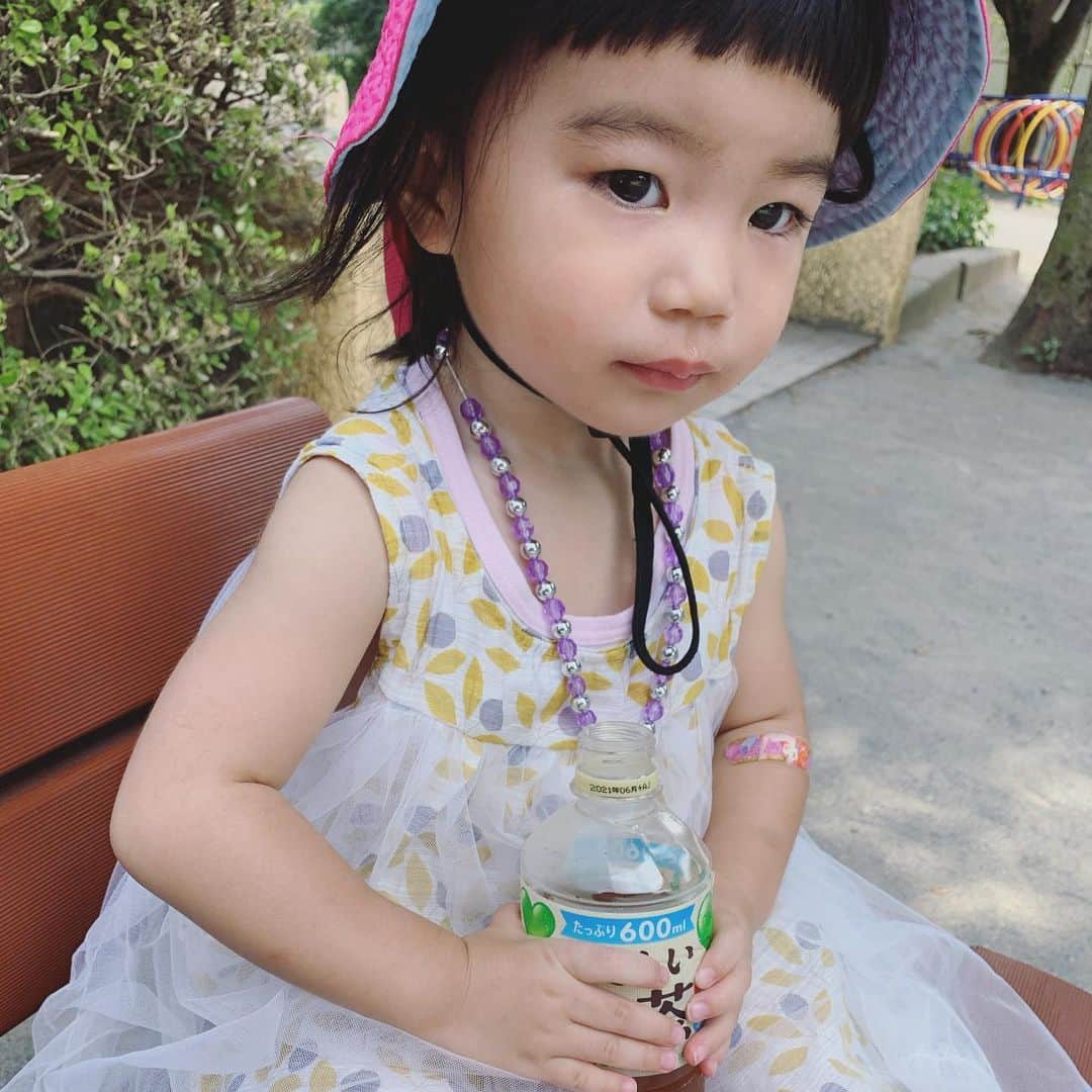 小松美緒のインスタグラム：「おやすみの日、公園でもなんでもずっとlovelyな洋服を着たがるし  ワンピースとかピンクのお洋服着てるときは　 かわいぃ〜💕💕って叫んでくれるから 　 そう言われたくて 母もなんだか自分lovely路線になりそうだよ😘　  あつーい夏も　 満喫しようね🍉✨　  今週もありがとうございました◎  たくさんお客様と話せる時間が　　　 ほんとに幸せです。」