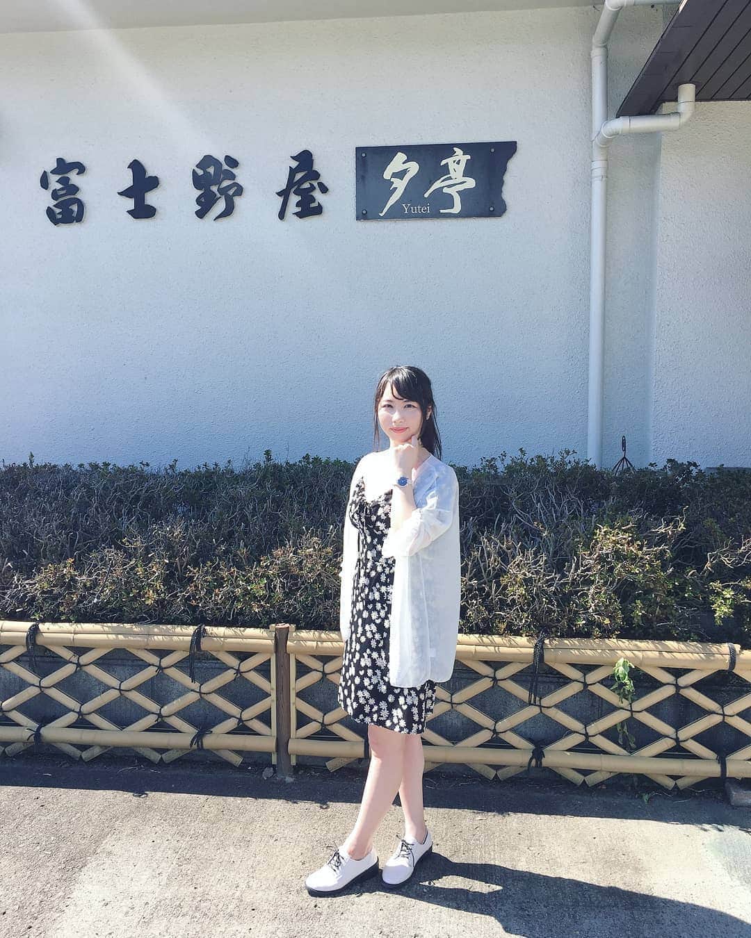 のインスタグラム：「今日は家族と山梨の温泉行ったりご飯食べたり買い物して充実した～☺️🎵 ただすっごい暑かった😂☀️ . . . . #fashion  🔸洋服はALL @petale_official  🔹時計 @liakulea_japan  幸せな時間をお届けしたいという願いが込められている新作のMakanaシリーズが素敵😌🌟 . クーポンコード『shirahg』で10%オフになります☺️⌚ . . . . . . #リアクレア #腕時計 #腕時計倶楽部 #手元倶楽部 #ウォッチ #ペアウォッチ #ハワイ #夏 #星空 #夜空 #コーデ #ファッション #liakulea #温泉 #温泉女子 #旅館 #お盆」
