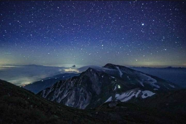 登山*トレッキング*アウトドア『.HYAKKEI』さんのインスタグラム写真 - (登山*トレッキング*アウトドア『.HYAKKEI』Instagram)「こんなに綺麗な星空見たことある方どれくらいおられますか？私はまだ見たことないので、次のテン泊登山は天気合わせてカメラに収めようと思ってます。良い週末をお過ごし下さい！ ・ photo by @toshipicoo ・ ・  あなたの山の思い出picを#hyakkeime で投稿してください！みんなで素敵なお山ギャラリーをつくりましょー！﻿ ・﻿ ・﻿ ・﻿ #登山好きな人と繋がりたい #登山 #山登り #山歩き #山ガール #登山女子 #山ボーイ #山バカ #landscape #絶景 #日本の絶景 #as_archive #vsco #reco_ig #光と影 #広角 #青空 #sky #自然美 #雪山 #白馬岳」8月15日 21時20分 - hyakkei_me