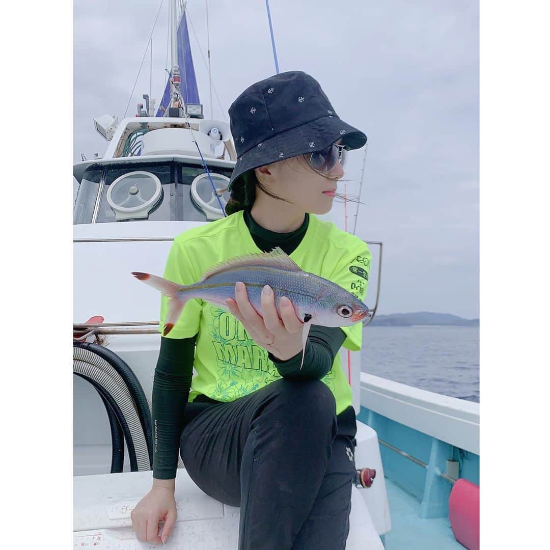 崎山一葉さんのインスタグラム写真 - (崎山一葉Instagram)「>>>🐟🎣...... ・ #fishing  #fisherman  #okinawa ・ だいぶ前に行った船釣り🎣  グルクンとオジサン(魚です)を釣っていたら 横でカツオがあがっていました👏  暑かったりしますが、しっかり栄養を摂ってくださいね🍴  それにしても、釣りに着ていく服がわかりません🙈」8月15日 21時21分 - kazuha_sakiyama