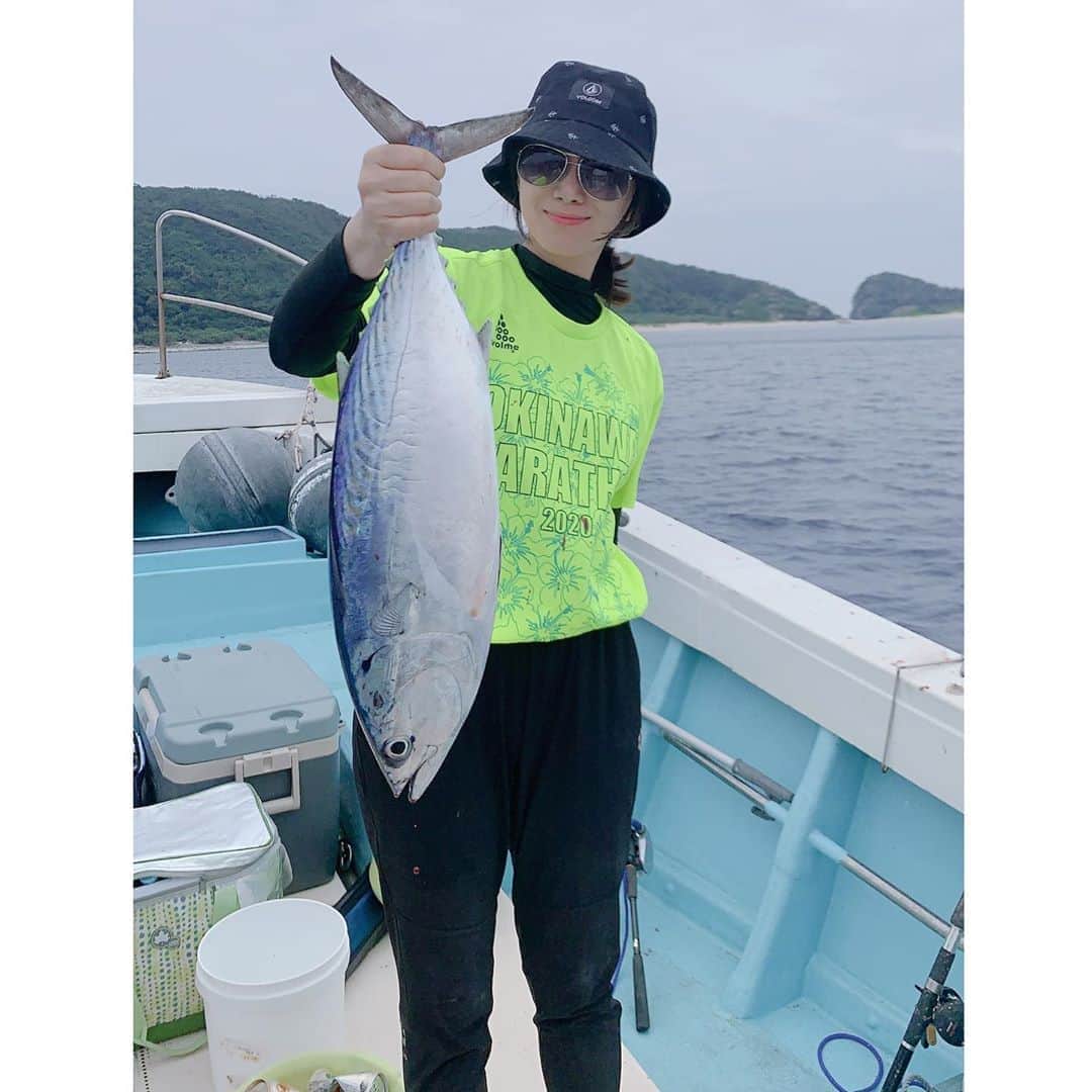 崎山一葉さんのインスタグラム写真 - (崎山一葉Instagram)「>>>🐟🎣...... ・ #fishing  #fisherman  #okinawa ・ だいぶ前に行った船釣り🎣  グルクンとオジサン(魚です)を釣っていたら 横でカツオがあがっていました👏  暑かったりしますが、しっかり栄養を摂ってくださいね🍴  それにしても、釣りに着ていく服がわかりません🙈」8月15日 21時21分 - kazuha_sakiyama
