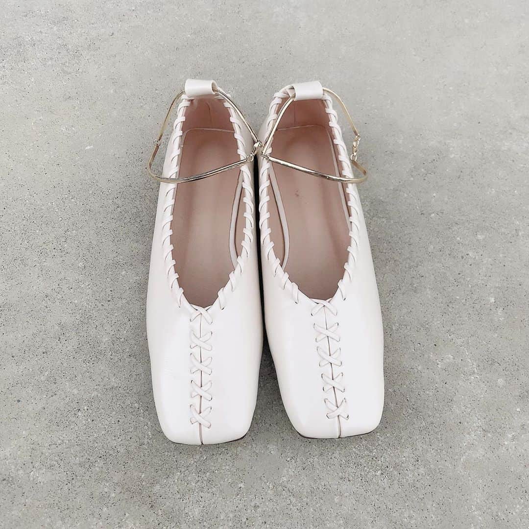 ryuu79hinaのインスタグラム：「#newin 🤍 ・ ・ @donobanweb のスクエアトゥフラットシューズ 🥿 シンプルデザインなんだけど、ストラップ部分のメタルリングやステッチデザインがポイントになって🐼◎ ・ ・ ━━━━━━━━━━━━━━━ #ドノバン#donoban#フラットシューズ#シューズ#記録#instagood#ロカリ#mineby3mootd#シンプル#大人カジュアル#プチプラ#おきが#おきがくらぶ#おきが倶楽部#置き画#置き画くら部#置き画倶楽部#좋아요#좋아요환영#인스타그램#일상#일상스타그램#데일리그램」