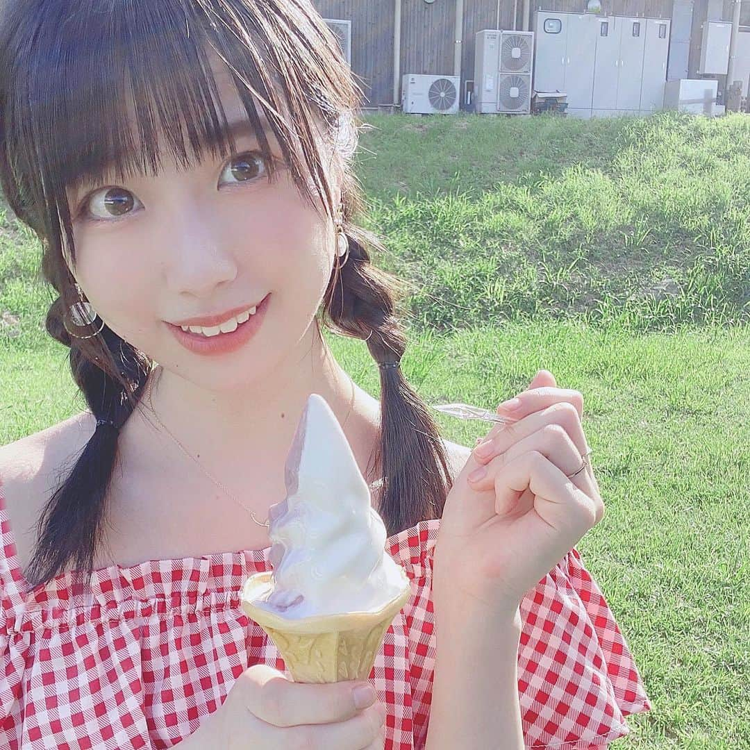 小川紗奈のインスタグラム：「巨峰のソフトクリーム🍇🍦﻿ ﻿ #ソフトクリーム #夏 #コーデ #夏コーデ #夏服 #ギンガムチェック #オフショル」