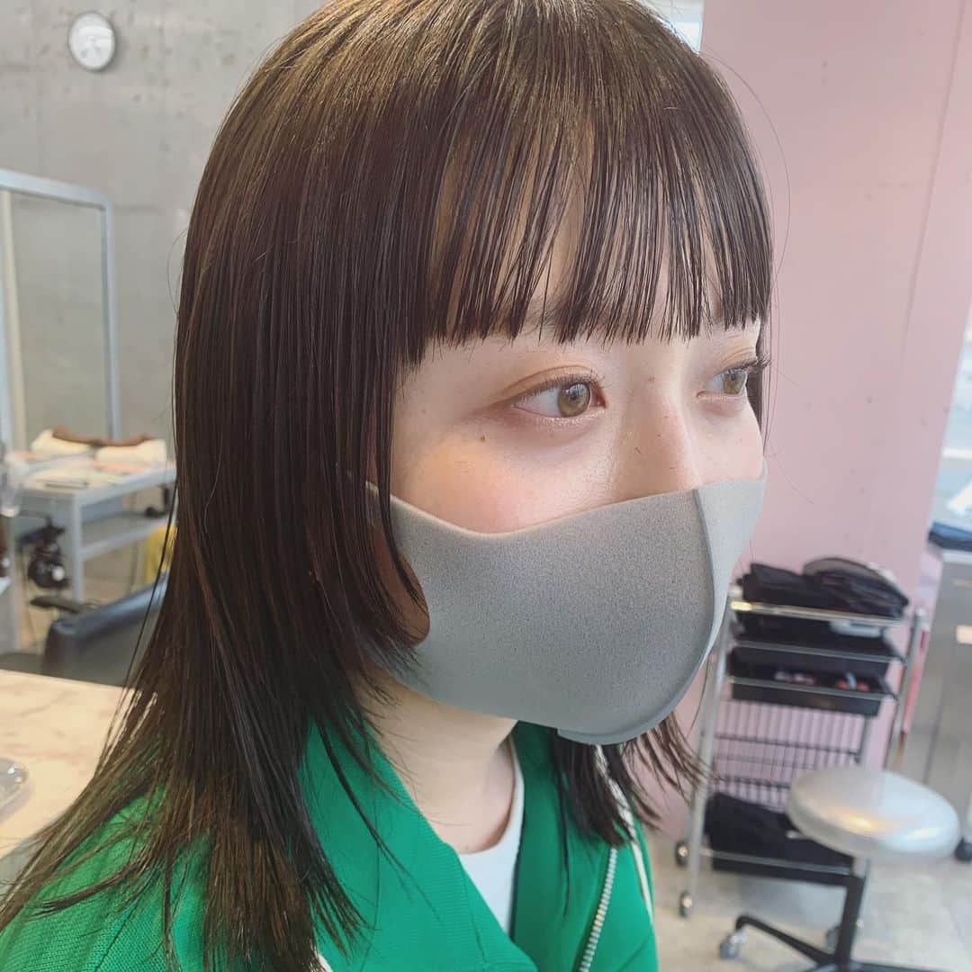 小松美緒のインスタグラム：「いつも可愛い @kotorimry 🦆　 思いっきり顔まわりにレイヤーで　 ストレートスタイル  オリーブの色も良き感じに出て夏っぽい〜🌱　　　  いつも楽しすぎる時間をありがとうー🐣　  @wyeth_hair」