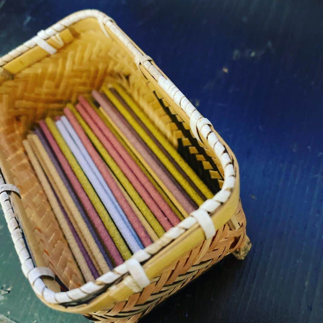 緒月遠麻さんのインスタグラム写真 - (緒月遠麻Instagram)「☺︎ 朝起きたら カーテンオープンより まずは お香を焚く。  ラベンダーがお気に入り🙂  #お香 #ラベンダー」8月15日 21時33分 - toma_ozuki