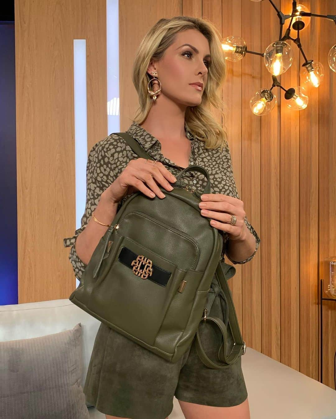 Ana Hickmannさんのインスタグラム写真 - (Ana HickmannInstagram)「Confie no que você veste!!! 🥰 Looks para o @hojeemdia 😉   #lookah #anahickmannshoesebags #look #looks」8月15日 21時34分 - ahickmann