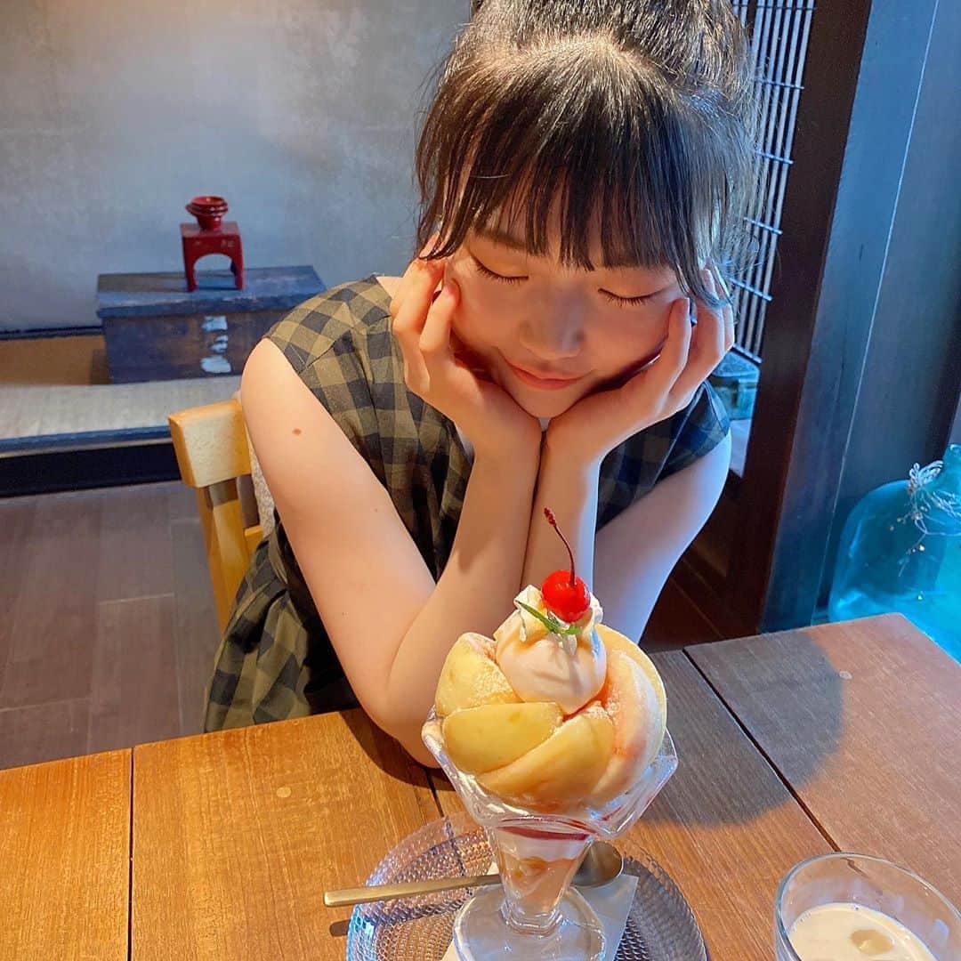 出口結菜さんのインスタグラム写真 - (出口結菜Instagram)「《🦌#奈良　#cafeことだま》﻿ ﻿ 🍉あすかくだものパッピンス（¥1000）﻿ 🍑桃のパフェ（¥1300）﻿ 🍈プレミアムメロン（¥1500）﻿ ﻿ ﻿ 家族でお墓参りに行ったあと、ママが連れて行ってくれたお店🤩✨﻿ ﻿ そこのパフェとかき氷が豪華すぎたよぉ🍧😖﻿ ﻿ ﻿ 私は桃のパフェを頼んだんやけど、本当に１つ１つカットされている桃が大きい🤭💗﻿ ﻿ しかも桃が丸ごと入ってるみたい🤤🍑﻿ ﻿ しっかり甘さがギュッと濃縮されてる感じですっごい美味しい🤩✨﻿ ﻿ ﻿ 中には桃のアイスクリームが入っていたり、シリアルや1番下には桃のゼリーが入ってて、﻿ ﻿ どこ食べても美味しいの❕❕❕❕﻿ ﻿ パフェっていうだけあってソフトクリームが甘い分、﻿ しっかり糖分補給できて、私みたいな甘党大好き人間にはピッタリの味🥰﻿ ﻿ ﻿ ﻿ ﻿ 弟はあすかくだものパッピンスを頼んでてんけど、少しもらってんけどパッピンスだから韓国のかき氷✨﻿ ﻿ あずきが結構入ってるからすごいあずき感が結構強い！﻿ ﻿ 中に韓国？！のパッピンスにはよく入ってるモチモチしたやつも入っててお餅好きには最高✨﻿ ﻿ 夏だからメインはスイカが入ってるんやけど﻿ 他にはブルーベリーやキウイ🥝、ラズベリーと、大きいみかん？！が入ってて盛りだくさん！﻿ ﻿ ﻿ 最後はストローで溶けたのもちゅーー！！って吸うのもすごく美味しかった🤤✌️←めっちゃ食べてるやん﻿ ﻿ ﻿ ﻿ ママはプレミアムメロン🍈やねんけど﻿ これはメロン半分丸ごと入ってて、中はかき氷になってるの🤤✨﻿ ﻿ これはとりあえずインスタ映え‼️﻿ ﻿ あと、夕張メロンとメロン？！が入ってて味が少し違う！﻿ ﻿ ﻿ 中にはあずきや、メロンの果肉が入ってて、﻿ 上にはアイスクリームものっていたり、プレミアムっていうだけあって結構ボリューミー❕❕❕﻿ ﻿ ﻿ ﻿ おばあちゃんは3つを摘み食いしてました（可愛い）﻿ ﻿ ﻿ ﻿ ﻿ かき氷とかのティータイムは14時以降✨﻿ ﻿ ﻿ ﻿ ﻿ 結構多くの人が並んでて、すぐ完売になっちゃうから早めに行った方がいいかも🥺✨﻿ ﻿ ﻿ 私は﻿ ランチも食べたんやけどそれは次の投稿で詳しく🥰‼️﻿ ﻿ ﻿ ﻿ \家族と過ごせてしかもこんなに美味しいもの食べれてすごい贅沢な時間でした✨/﻿ ﻿ _____________________________________________________﻿ ﻿ ❤️ 奈良県高市郡明日香村岡1223 ﻿ 💗奈良交通バス🚌で“観光会館前”下車﻿ 💛駐車場あり﻿ 💚定休日:火曜日、第3水曜日﻿ 💙平日:10時〜18時﻿ 🤍土日祝:〜17時﻿ _____________________________________________________﻿ ﻿ #明日香 #ことだまカフェ #ことだま #奈良カフェ #🦌  #かき氷 #パフェ #桃パフェ#🍑 #桃 #プレミアム #メロン #🍈 #cafe #奈良グルメ #パッピンス #韓国 #旬 #フルーツ #fruits #スイカ #🍉 #夏  #instalike #instafood #sweet #甘いもの #ラビグルメ」8月15日 21時35分 - yui_laby0622