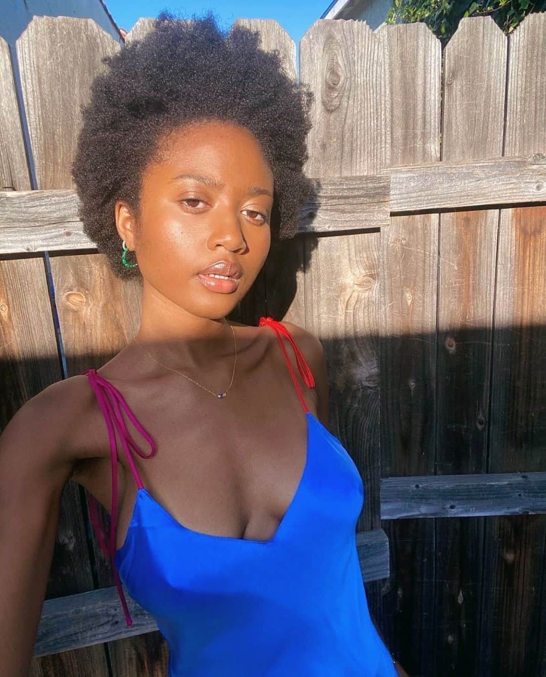 ダニジョーのインスタグラム：「Blue skies, blue dresses 💙💦@shabakaaa in the blueberry slip #dannijogirls」