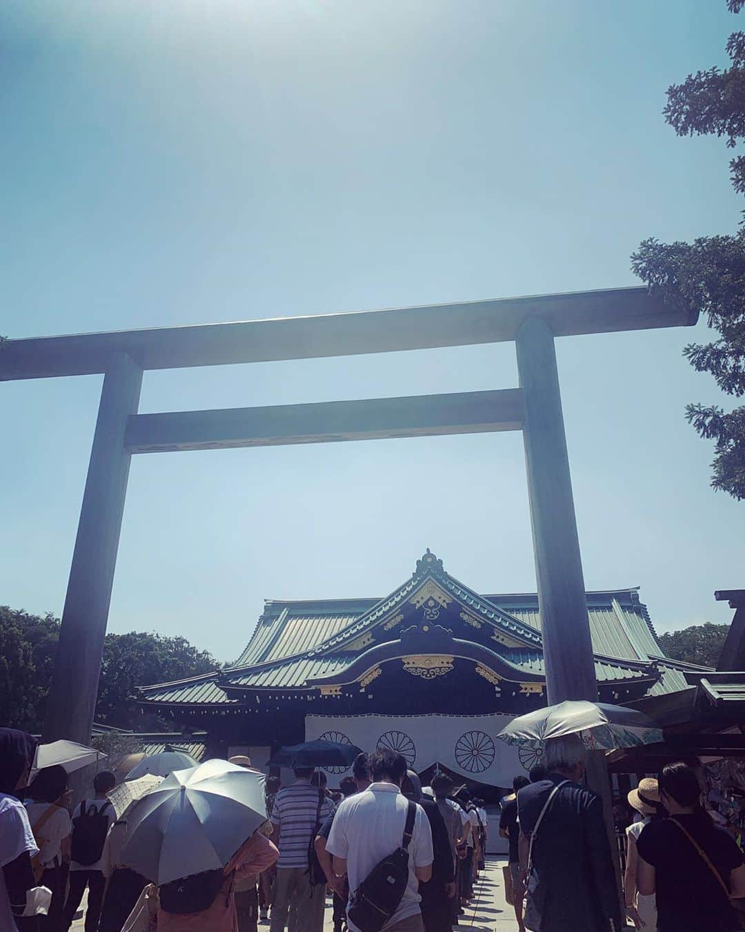 小柳ゆきのインスタグラム：「終戦の日でしたね。  祖父の兄、利男おじいちゃん(大叔父)はブーゲンビル島で戦死しました。 なかなか今は宮崎県までお墓参りに行けませんが手を合わせられました。 そして平和を願って🙏  皆さんはお盆はどんな風にお過ごしですか？😊  ほい！じゃ暑さに負けずにカウントダウン。 生配信ライブまであと〜  ‼️2日‼️ ひゃーもうすぐ  http://eplus.jp/yuki-k-st/  #靖國神社 #お盆 #終戦の日」