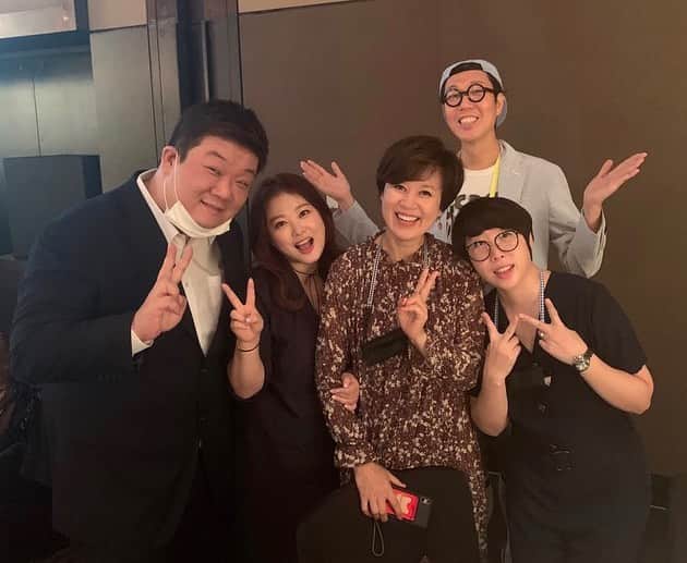 パク・ミソンのインスタグラム：「성광이  결혼식에서  . 이쁜  동생들과 ㅎㅎ . . 우리  오늘  모두  배우같다 ㅎ . . 호텔 온다고  다들  좋은 옷  입고  들고 ㅋㅋㅋ . . 성광이  행복해라 ~~ . #결혼식 #개그맨후배들」