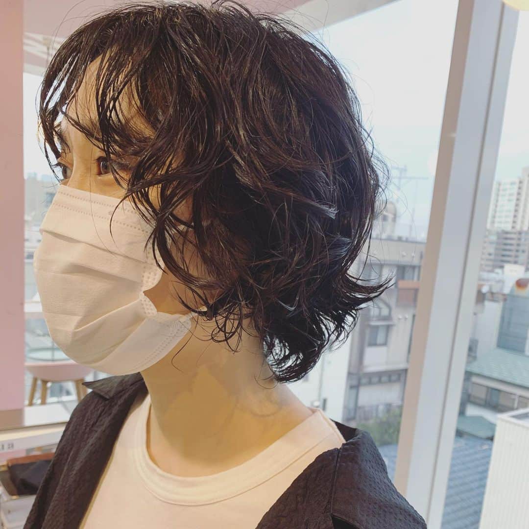小松美緒のインスタグラム：「駅で、前からお洒落な人歩いてくる〜と思ったら　 こないだくりくりパーマかけた　 この方だった💕  @amainoamakunaino   あの日もとっても可愛いくスタイリングしてくれてて嬉しかったなぁーー。  またそろそろ👋　  いつもありがとう。  @wyeth_hair」