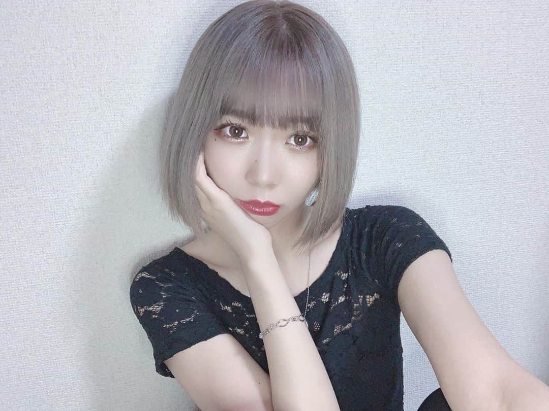 桑名利瑠のインスタグラム：「. . . イメージチェンジ。今年の夏はハイトーンで🥀 グレー❤︎ 髪の毛もまたまた、切りました！！！笑 . . . #ショートボブ #ミニボブ #ハイトーンカラー #ハイトーン #グレーアッシュ #instafashion #l4l #instagood #instalike #instapic #photo #photooftheday #makeup #make #code #モード系 #outfit #イメチェン #カット #selfie #selca #아이돌 #모델 #패션 #도쿄 #美容院 #style #me #emoda #summer」