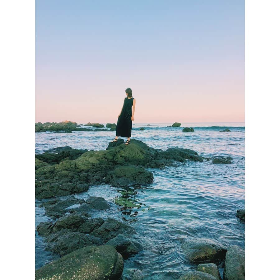 寺川里奈のインスタグラム：「夕日を浴びに。 暑すぎて足だけ入った🌏🌞 #夕日 #海 #自然 #夏 #sunset #summer #sea」