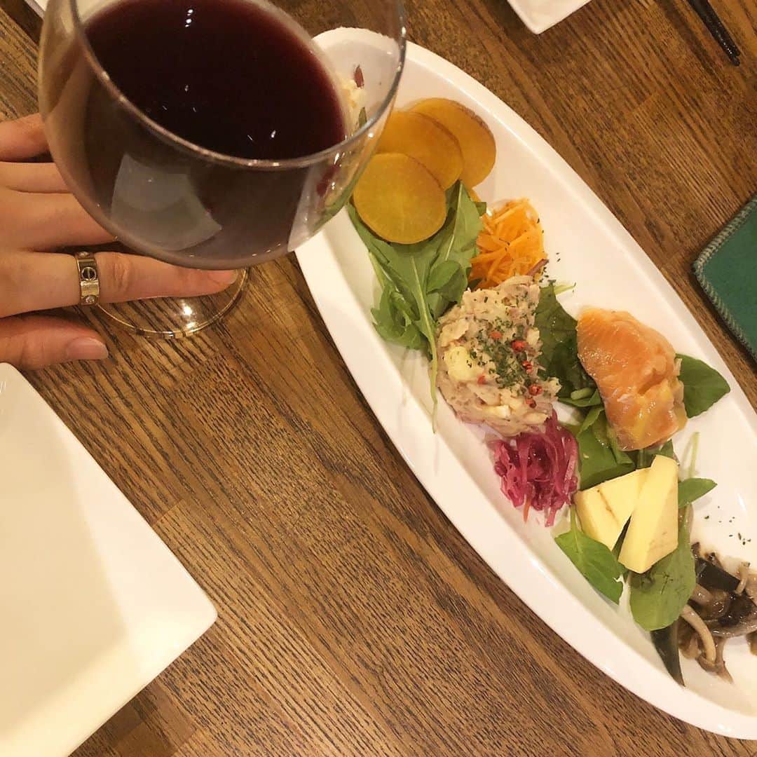 こちえさんのインスタグラム写真 - (こちえInstagram)「. . ご飯全部美味しかったんですけど〜🥺💓 . 名物らしいおでんは関西風で お出汁がしっかりきいてて お醤油とお砂糖が薄めの 好みのタイプーーー🍢✨ . ラムチョップも柔らかかったし 私的おススメは甘く煮込んだ 牛筋が入ったふわとろオムレツ🤤 . カレーも美味しいみたい だったので次回は絶対食べる🍛 . 店員さんも優しかった☺️ . このワインはオーストラリア🇦🇺 ラベル可愛い👹💓 . . #おでん#オムレツ#カレー #ラムチョップ#居酒屋巡り #ワイン好きな人と繋がりたい  #池尻大橋グルメ#東京グルメ #グルメ女子#こちえ #池尻大橋#東京 #kitchen401#izakaya#bar #omelette#japanesefood #lambchops#winelover #followme#japanesegirl  #tokyo#japan」8月15日 21時44分 - ___5ch1_ko
