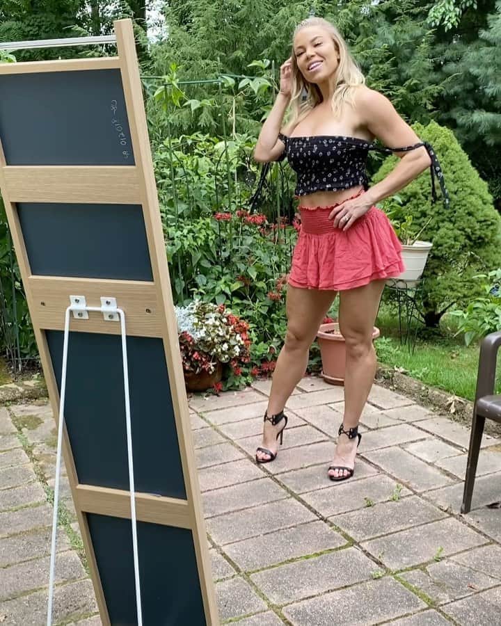Lauren Drain Kaganのインスタグラム：「Best gift box idea ever! @girlfriendbox !  Gift a girl in your life! Stunning gold & silver jewelry pieces to gift your Girlfriend, fiancé, wifey, mother, daughter, sister or friend! Preselect 5 special occasions to gift the special ladies in your life! See my ig stories for details! When you wanna look better than “not bad” lol DAVE! @theiobot」