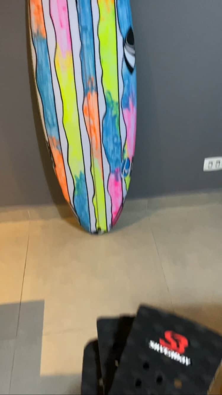 ミグエル・プッポのインスタグラム：「Tudo pronto🚀🔥 @sharpeyesurfboards_br @construtoranossolar @surfview_brasil @silver」