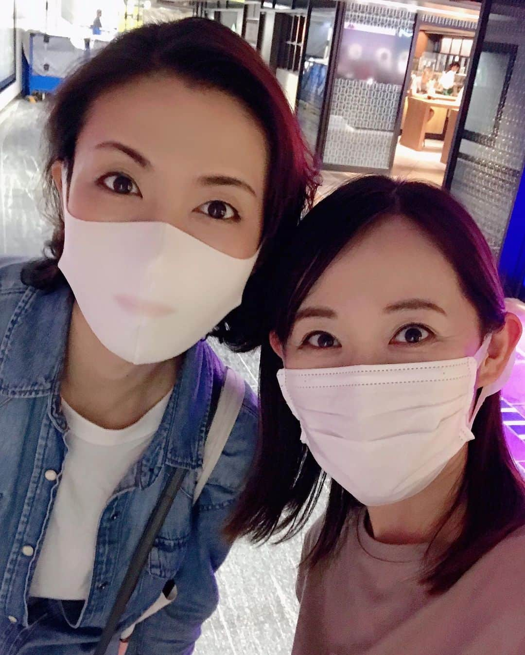 花里まなのインスタグラム：「先程の投稿がなぜか消えてしまいました😭 いいね！くださった皆様、大変申し訳ありません…😢 再投稿します💦  ご無沙汰しております❣️ 同期にもお友達にもなかなか会えない日々を過ごしておりますが、、、 今日1人用事を済ませ、スタバでお茶をしてから帰宅しようと思い立ち寄ると… なんと雅子さんに遭遇しました！‼️😍 わーいわーい🙌 こういうのって凄くhappyになりますよね❤️少しお茶もできました💕  雅子さんに癒され、リフレッシュできた最高の1日となりました🥰 感謝✨✨✨  #十輝いりす　さん #ばったり #嬉しい再会 #ありがとうございました😊  アプリカメラでお写真を撮ると、何度撮っても何故か雅子さんのマスクに唇が写ってしまい…😂爆笑でした🤣」