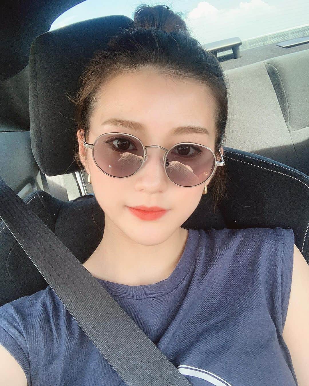 かなこさんのインスタグラム写真 - (かなこInstagram)「. . 眉毛脱色したらいい感じになって テンション上がった！！！ 今これより髪色明るいからもっかい脱色したんだけどね！ . . #何その報告 #まあまあズレてるサングラス」8月15日 21時47分 - kanako228m
