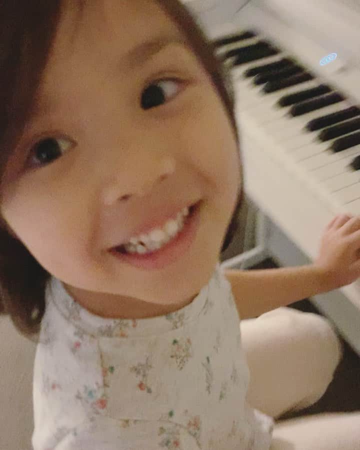 バイリンガル3兄妹のインスタグラム：「曲を作ったと言い張るおはな  「ちょっと綺麗な音ができたから聴いててー？」ってきかせてくれたけど  いつものようにYouTubeをながら見しながら本当に自分で考えたメロディなのか  YouTubeから聞こえたメロディを耳コピしたのかは謎ですが  とにかく自分で作ったと言い張っております☺️  練習曲とかでありそうw」