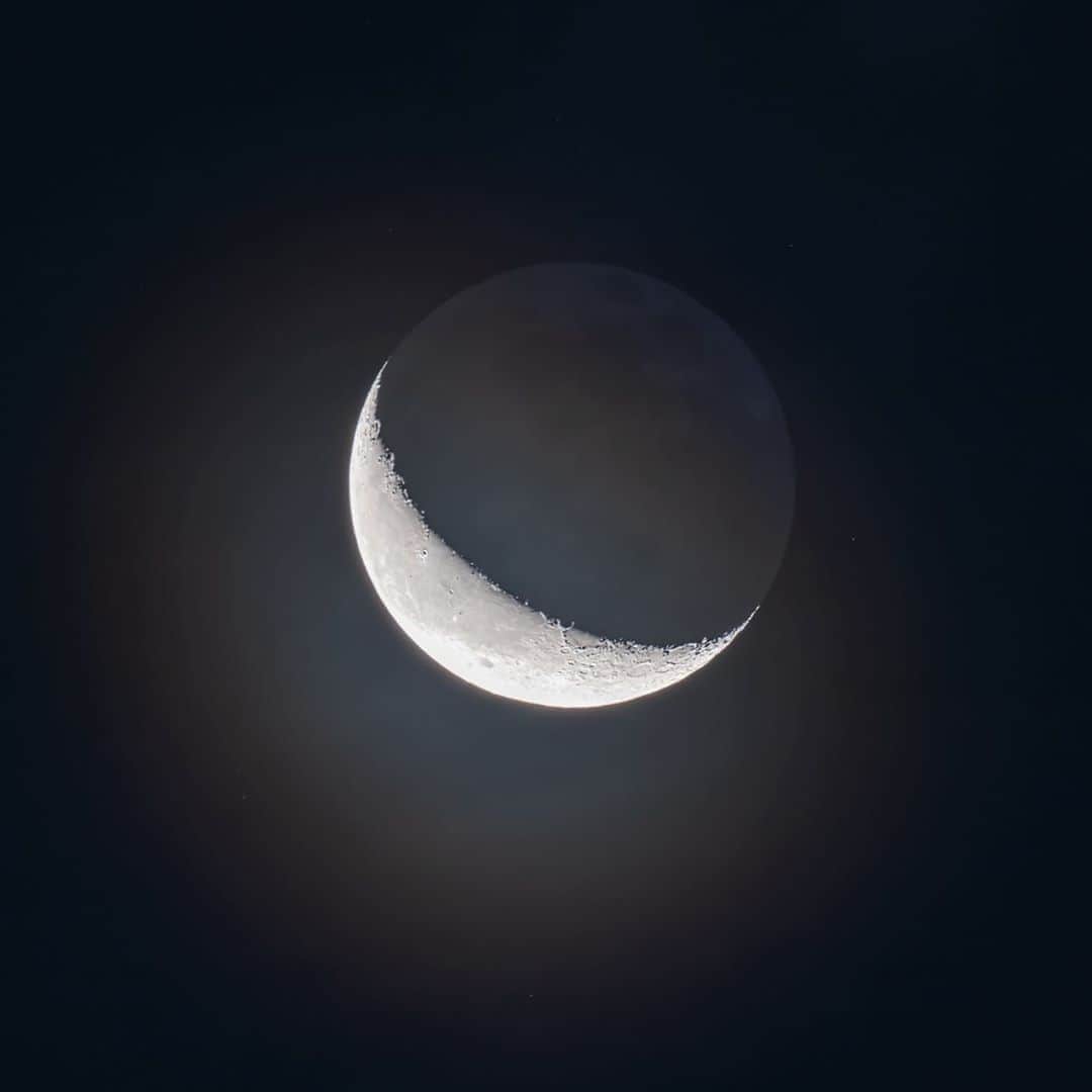 KAGAYAさんのインスタグラム写真 - (KAGAYAInstagram)「本日未明に望遠鏡を使って撮影した月齢25の月です。 明日の夜明け前には東の空に月と金星がならんだ姿を見ることができます。 今日もお疲れさまでした。 #moon」8月15日 21時55分 - kagaya11949