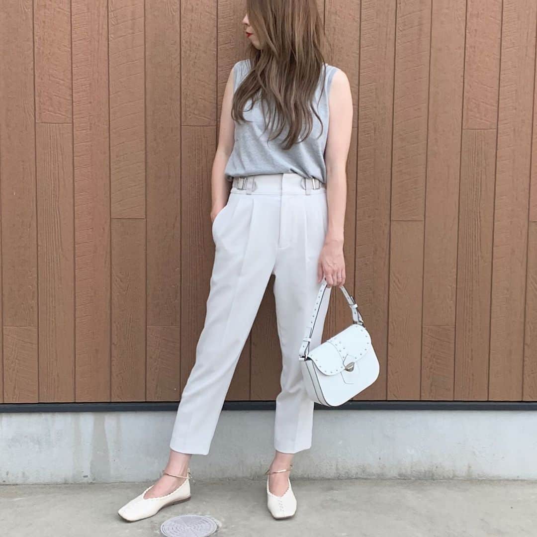 ryuu79hinaのインスタグラム：「#code ♡♡ ・ ・ グレーのワントーンコーデ🐭 ・ ・ 早速履いてみたよ…🥿🙋‍♀️ 小物の👜とホワイトで、リンクさせて🤍 爽やかトーンで少しでも涼しげにね🎐 ・ ・ 👕・@UNIQL 👖・@elendenk 🥿・@donoban ━━━━━━━━━━━━━━━ #ドノバン#donoban#instagood#ootd#ロカリ#mineby3mootd#ootd_kob#コーデ記録#ママコーデ#ワントーンコーデ#夏コーデ#シンプルコーデ#大人カジュアル#プチプラコーデ#コーデ#ファッション#데일리룩코디#패션#코디#패션스타그램#옷스타그램#코디스타그램#좋아요#좋아요환영#인스타그램#일상#일상스타그램#데일리그램」