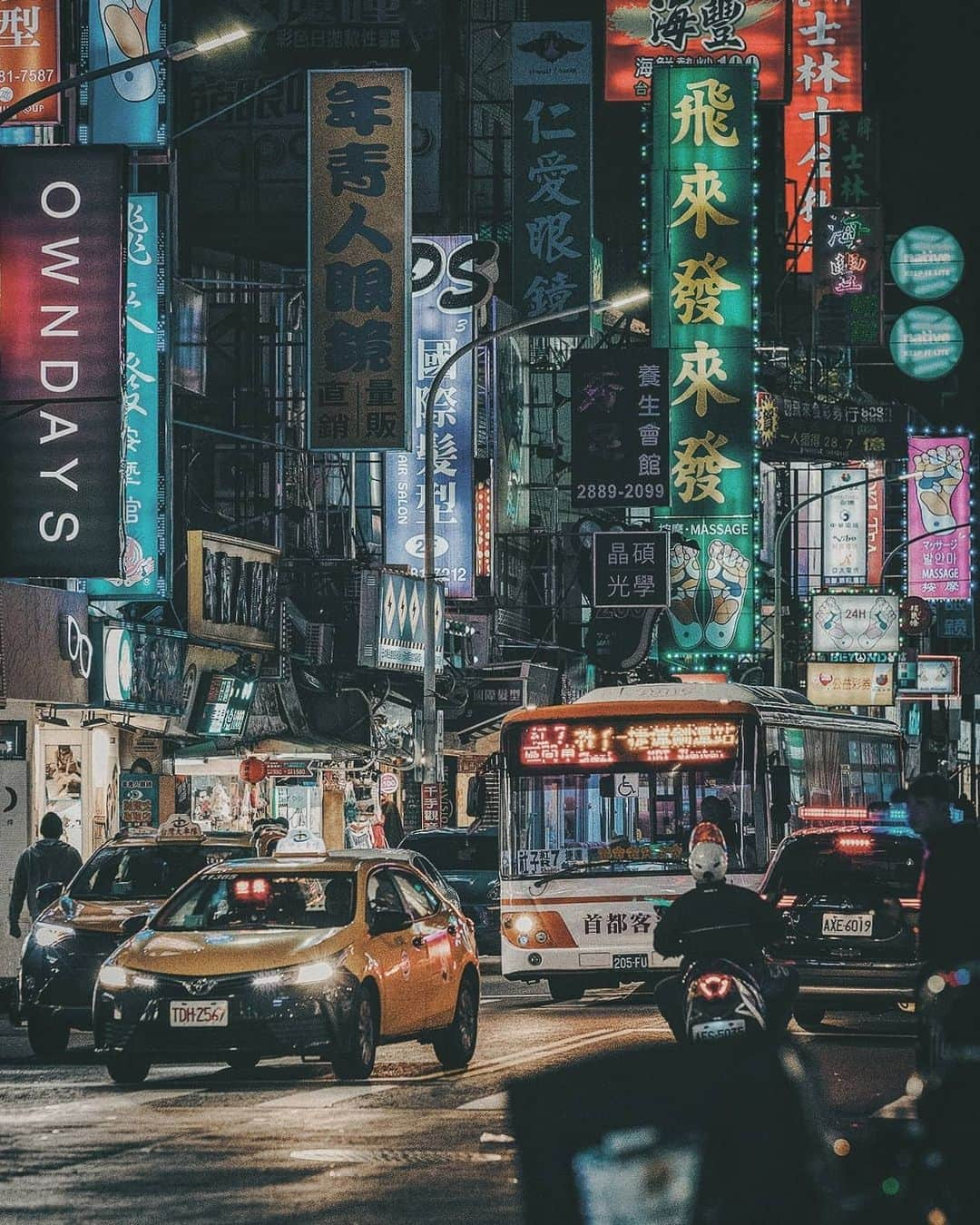 Berlin Tokyoさんのインスタグラム写真 - (Berlin TokyoInstagram)「Plane spotting over the Taipei's sprawling concrete trees. There's a lot to discover in Taepei. . . . #hellofrom #taipei , #taiwan」8月15日 22時08分 - tokio_kid