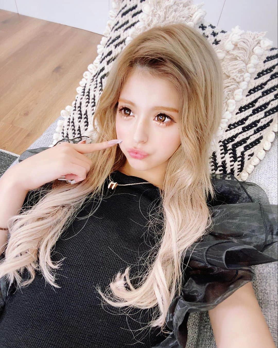 アンジェリカのインスタグラム：「♡ . 今日はいつもとメイク道具ちがう〜🧏🏼‍♀️ どう！(笑)このポーズなんなの〜😂 ハマってるぽい . ♡ #zara #hermes #私服」