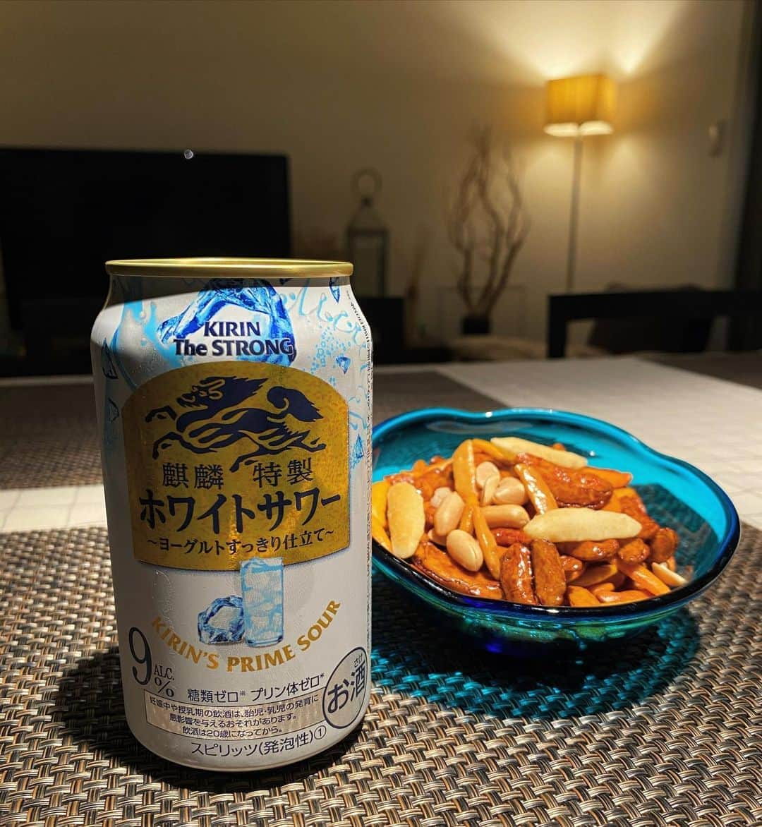 中倉隆道さんのインスタグラム写真 - (中倉隆道Instagram)「. 今日もお疲れ様でした🍘🍺 . 糖類ゼロ😆 . オリジナル柿ピーMIX . . 幸せ晩ごはん🙏 . . #ホワイトサワー #中倉隆道  #柿の種 #柿ピー研究家 #柿ピー #柿ピー評論 #柿の種研究家 #ご当地シリーズ #ご当地柿の種 #柿ピーウォッチング #フリーアナウンサー #アニメ研究家」8月15日 22時02分 - ryudo.tokyo