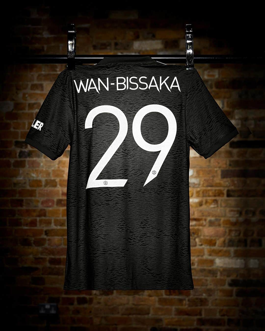 マンチェスター・ユナイテッドさんのインスタグラム写真 - (マンチェスター・ユナイテッドInstagram)「👕 Front + back 👉 #MUFC #WanBissaka」8月15日 22時05分 - manchesterunited