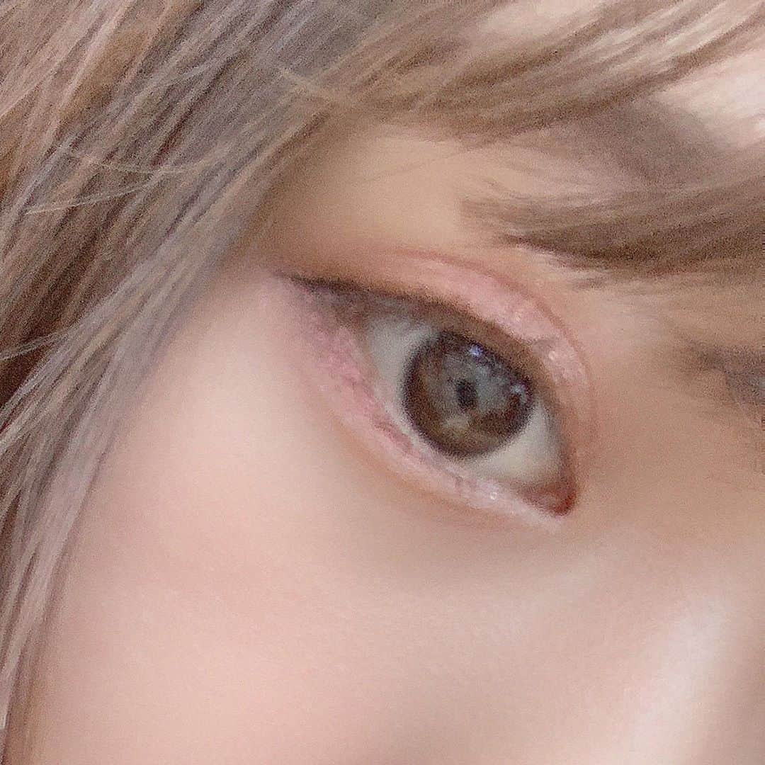 松田美里さんのインスタグラム写真 - (松田美里Instagram)「1個前の投稿でいうてた今もっとも私の中できているアイシャドウはこちらー  クリスタルホイップス ロングウェアリング シマ—リング アイシャドウの、イッツリットってやつー🥺🥺🥺🥺🥺🥺🥺🥺🥺🥺🥺🥺🥺🥺🥺  おすすめ！塗って薬指でぴえんって伸ばしたらかわいいラメラメブラウンのおめめ！かんせいー #オススメ#アイシャドウ#eyeshadow##cosmetics」8月15日 22時07分 - miri_matsuda