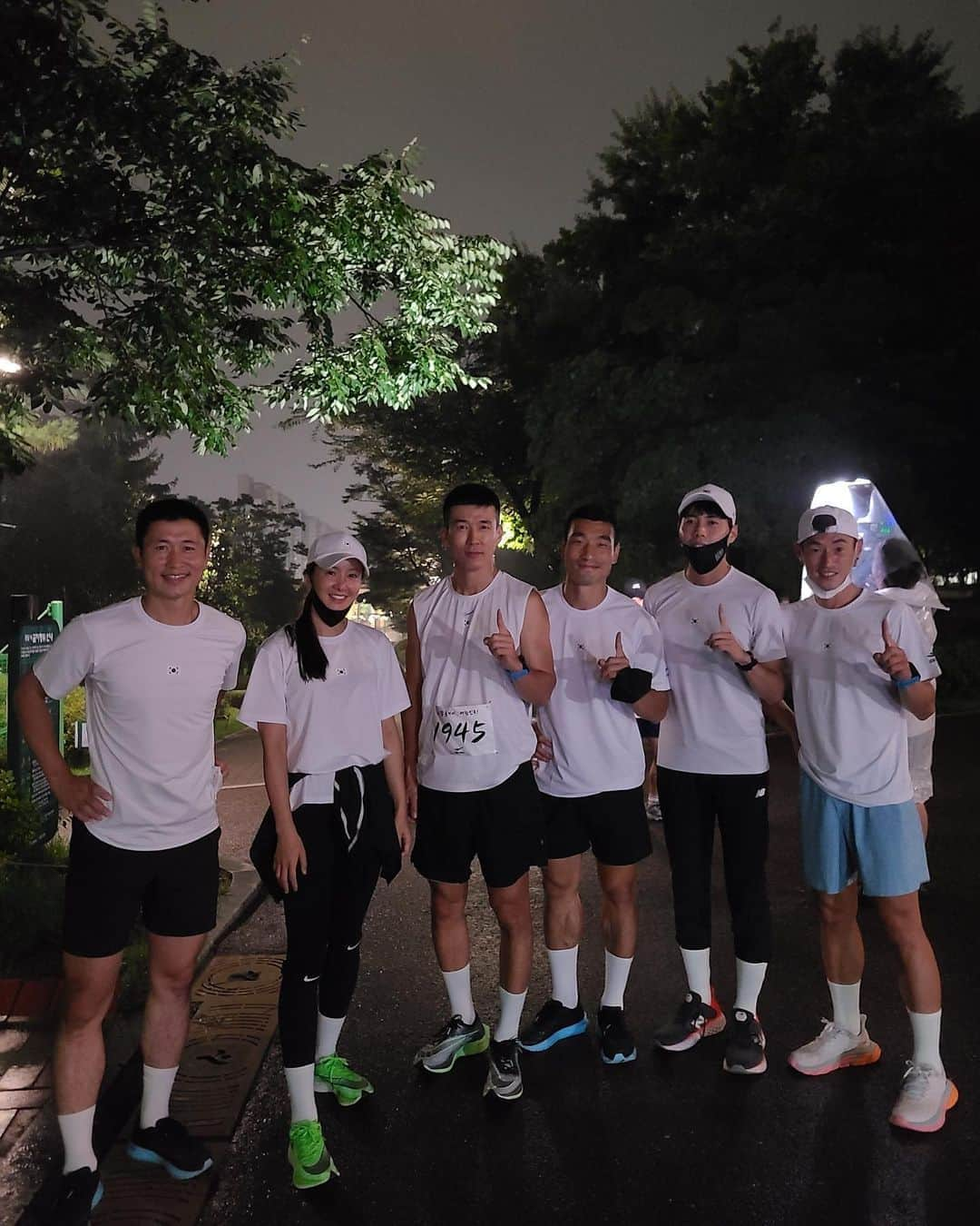 ジヌションさんのインスタグラム写真 - (ジヌションInstagram)「🇰🇷 나의 광복절 81.5km 도전을 위해 새벽 4시부터 독립문에 나와서 5시 출발 첫번째 페이서가 되준  아직 이름 못 정한 러닝 크루 너무 든든했다 #이영표 #이시영 #조원희 #장호준 #오영환 너무 고마워요~  #잘될거야대한민국 #버츄얼815런 #미라클365」8月15日 22時07分 - jinusean3000