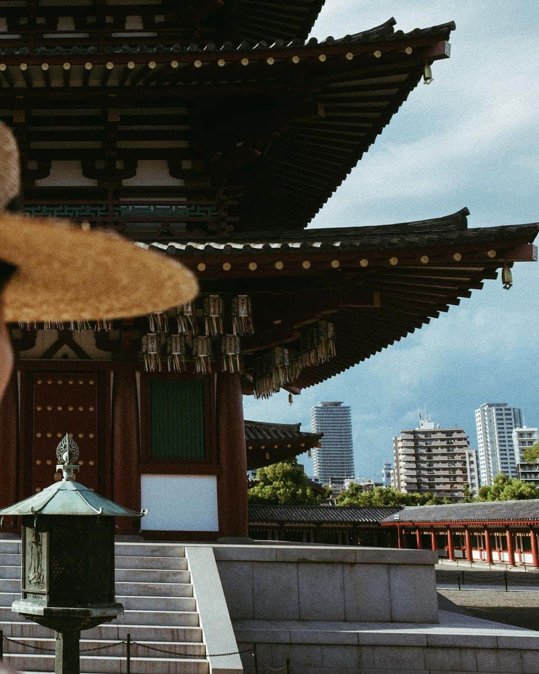 hiderin777さんのインスタグラム写真 - (hiderin777Instagram)「Japan is on Buddhist vacation now. Today I visited a nearby shrine. Here is Shitennouji temple in Osaka. I feel that my heart has been cleaned by getting in touch with history. . . . . . お盆ということで、 近くにお参りしてきました🏮 . . . .」8月15日 22時07分 - ringostar.desu