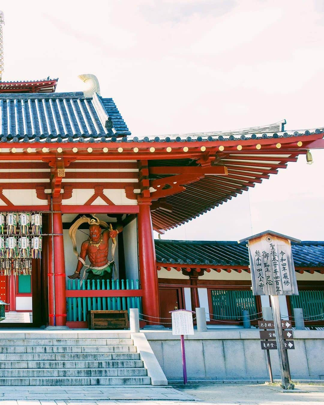 hiderin777さんのインスタグラム写真 - (hiderin777Instagram)「Japan is on Buddhist vacation now. Today I visited a nearby shrine. Here is Shitennouji temple in Osaka. I feel that my heart has been cleaned by getting in touch with history. . . . . . お盆ということで、 近くにお参りしてきました🏮 . . . .」8月15日 22時07分 - ringostar.desu