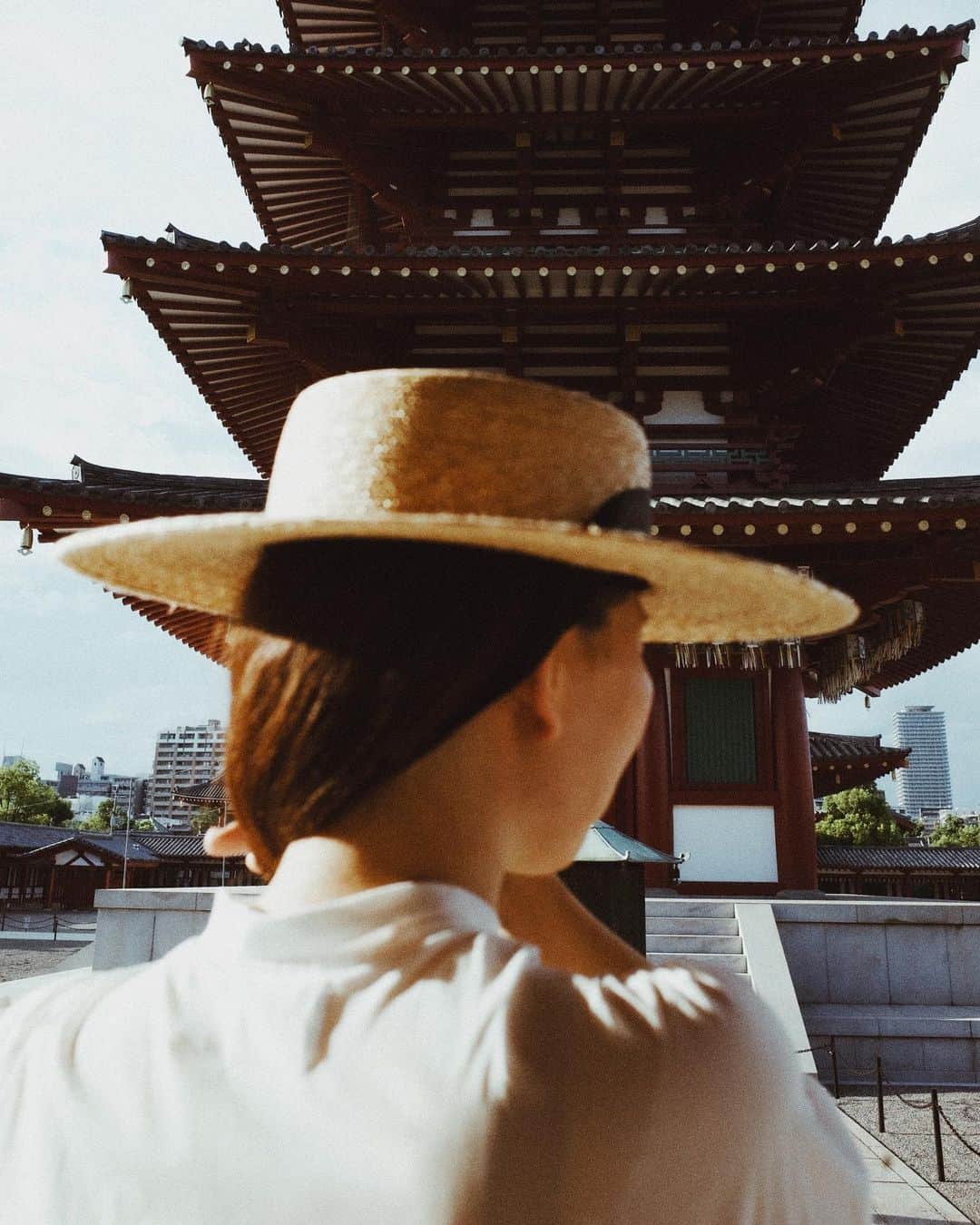 hiderin777のインスタグラム：「Japan is on Buddhist vacation now. Today I visited a nearby shrine. Here is Shitennouji temple in Osaka. I feel that my heart has been cleaned by getting in touch with history. . . . . . お盆ということで、 近くにお参りしてきました🏮 . . . .」