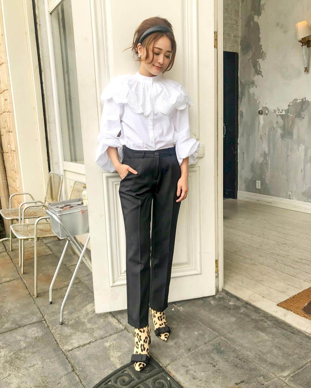 chayさんのインスタグラム写真 - (chayInstagram)「レトロなヘアスタイルでクラシカルコーデ💄実はプチプラなんです☺️ tops..H&M pants..DHOLIC boots..chay collections by DIANA accessory..grosse glace ブーツは8/20からweb先行販売、9/1から全国DIANA店舗で発売です💋 @dianashoespress  #chaycollectionsbydiana #diana #boots #handm #hm #dholic #grosseglace」8月15日 22時08分 - chay1023_official