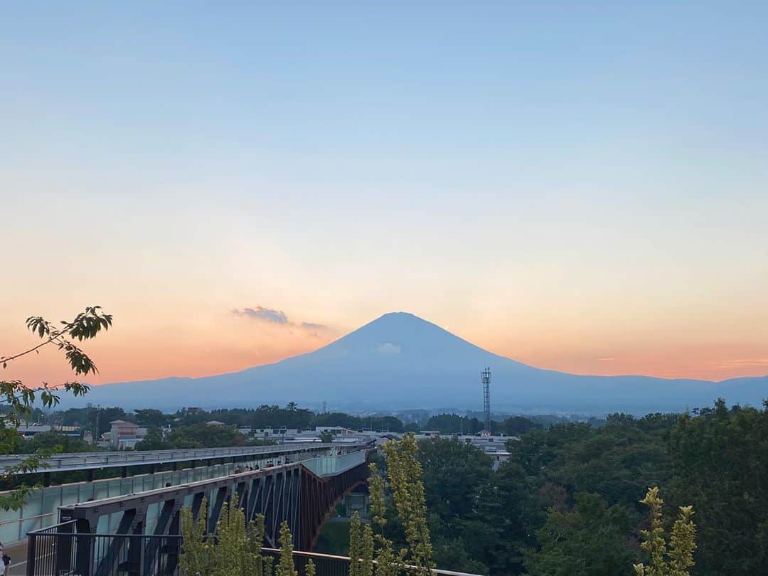 臼井佑奈さんのインスタグラム写真 - (臼井佑奈Instagram)「夏の富士山も好きです🗻✨✨  #貫禄のシルエット #富士山 #静岡」8月15日 22時11分 - yuna_usui