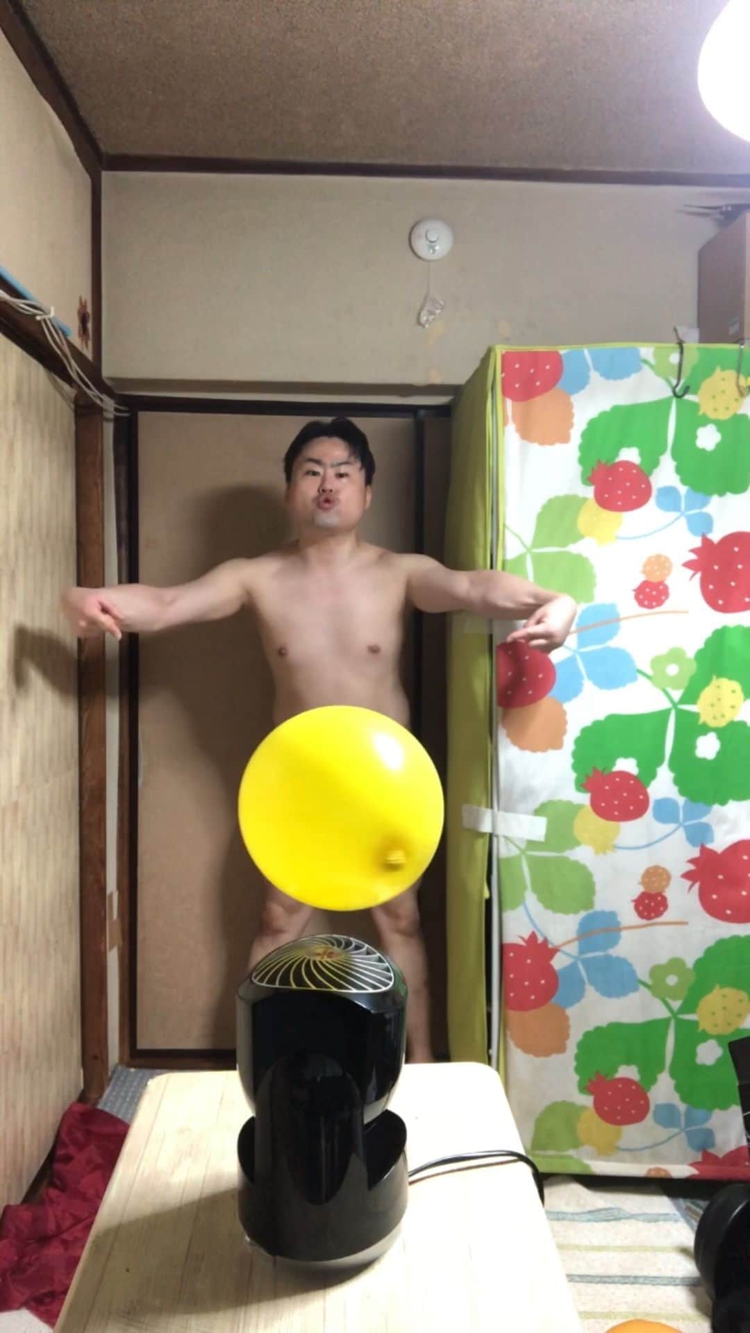 のインスタグラム：「【Circulator tablecloth pulling emoji🥺balloon】  #ウエスp  #かわいい #サーキュレーター #ぴえん #circulator  #wind #mad #baloon #emoji #fan #trickshot #pien」