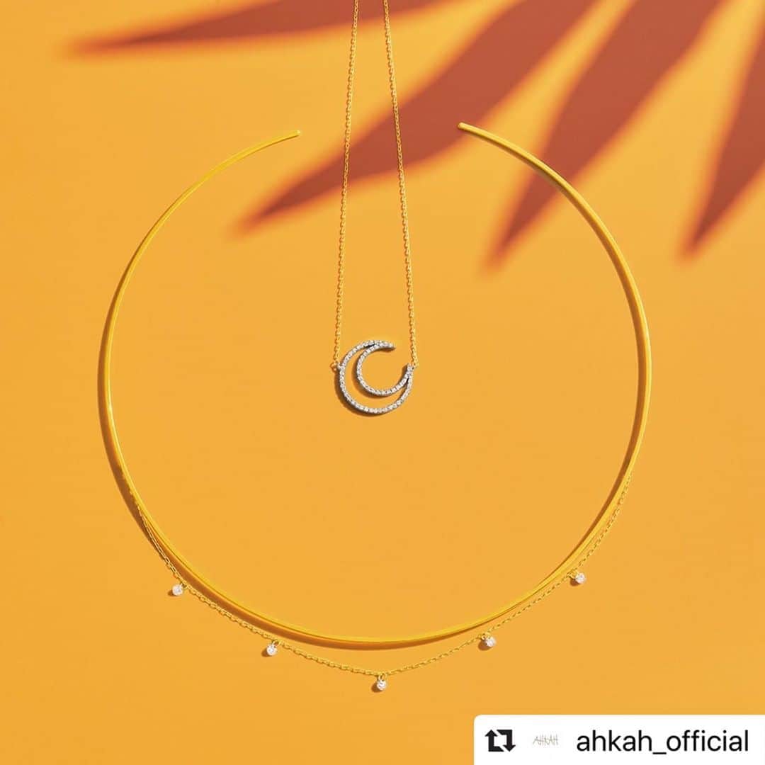 のインスタグラム：「お気に入りの組み合わせ🌙🧡✨ #Repost @ahkah_official ・・・ . 洗練されたフォルムと自然に垂れるチェーン、ダイヤモンドのバランスが、光を反射し首元を美しく輝かせるビンドゥチェーンダイヤモンドチョーカー＆二十六夜月（新月から数えて26日目の月）をモチーフにしたティナムーンネックレス🌙✨ . #AHKAH #jewelry #twilightmoon #2020SS #newcollection #colorstone #present #アーカー #ジュエリー #トワイライトムーン #カラーストーン #プレゼント」