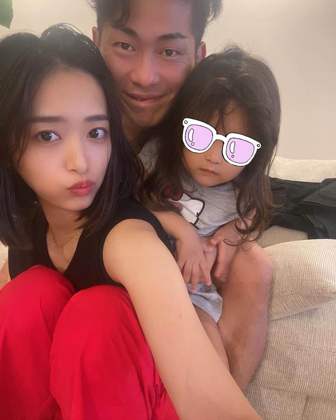 近藤千尋のインスタグラム：「だーいーすーきー❤️ さ、私もお風呂入ろう💁‍♀️笑  最近はママとパパが手を繋いでるだけで怒る十愛ちゃん。❤️  #パパのハグから逃げだそうとする3歳 #十愛はパジャマ #パパはパンツ　笑」