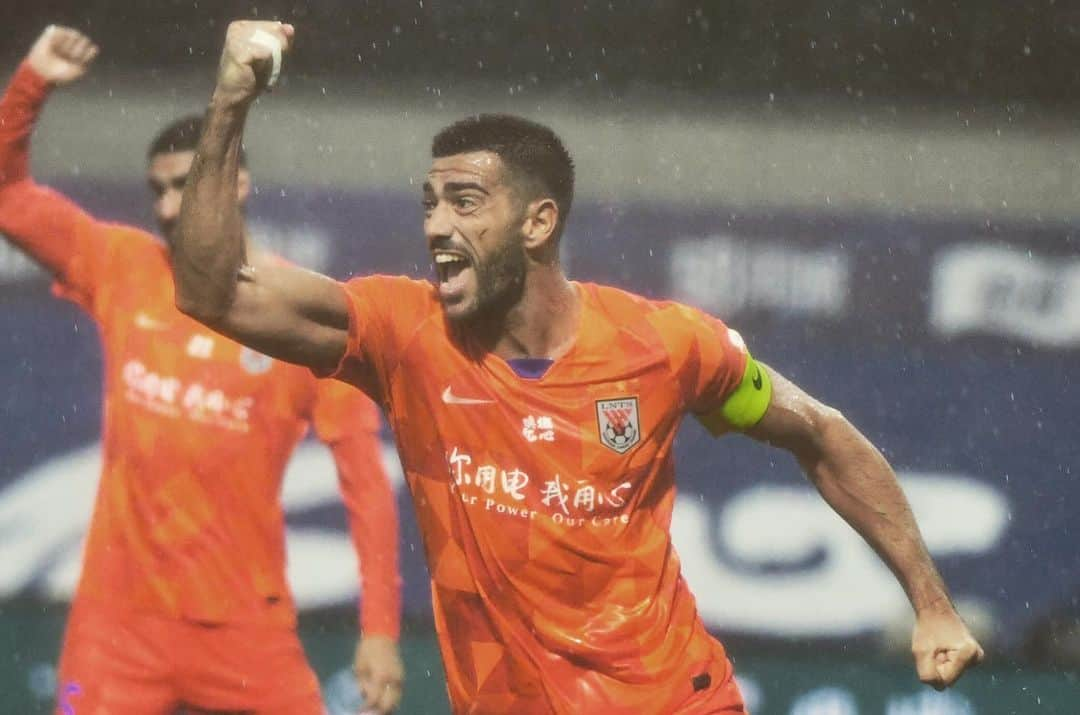 グラツィアーノ・ペッレのインスタグラム：「MY GOAL is not to be better than anyone else , but to be better than I used to be !!! I ❤️ GOALS ⚽️😅😉 #backinbusiness #3points #teammates #china #football BUON FERRAGOSTO A TUTTI 😊🙏」