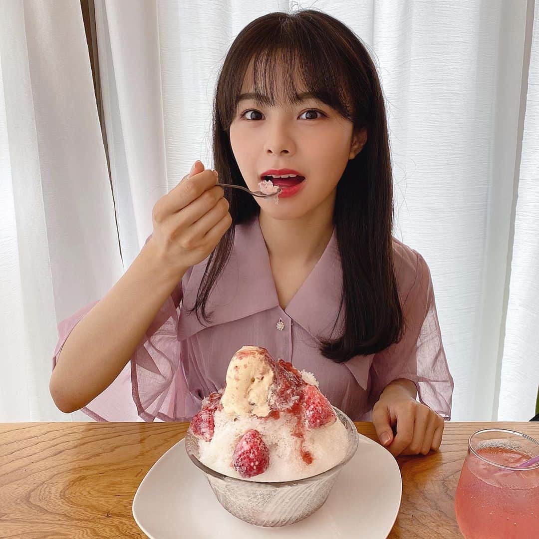 のインスタグラム：「* 地元村上で美味しいかき氷🍧♡ だいすきないちご味…！ いちごがごろごろしてて、 ソフトクリームとふわふわの氷が 合わさってこの季節に最高でした💓  村上茶のかき氷もありました〜！  #新潟県 #村上市 #村上市グルメ #村上市カフェ #村上カフェ #新潟カフェ #新潟グルメ #新潟ランチ #かき氷 #かき氷巡り #かきごおりすと #いちごミルクかき氷」